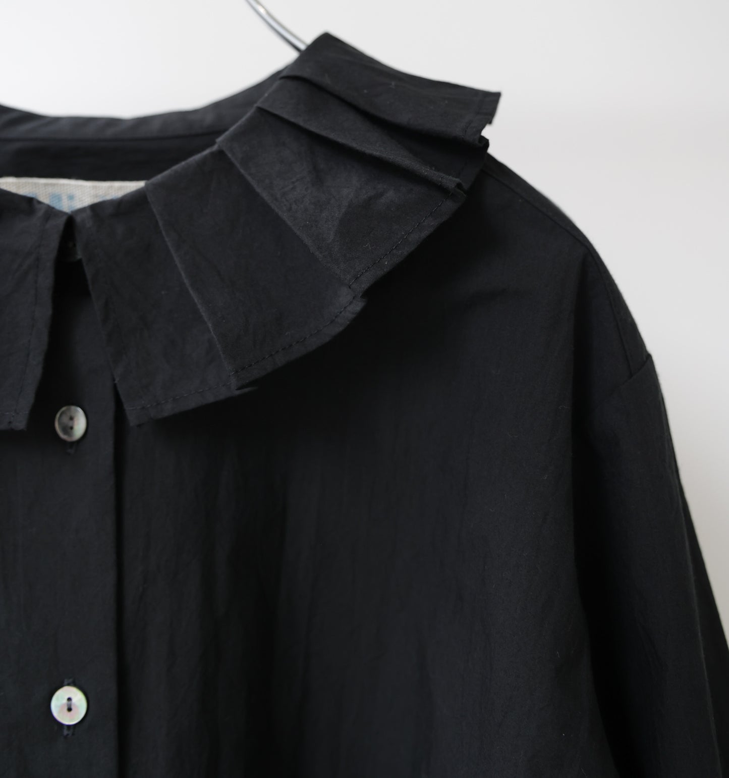tuck collar shirt