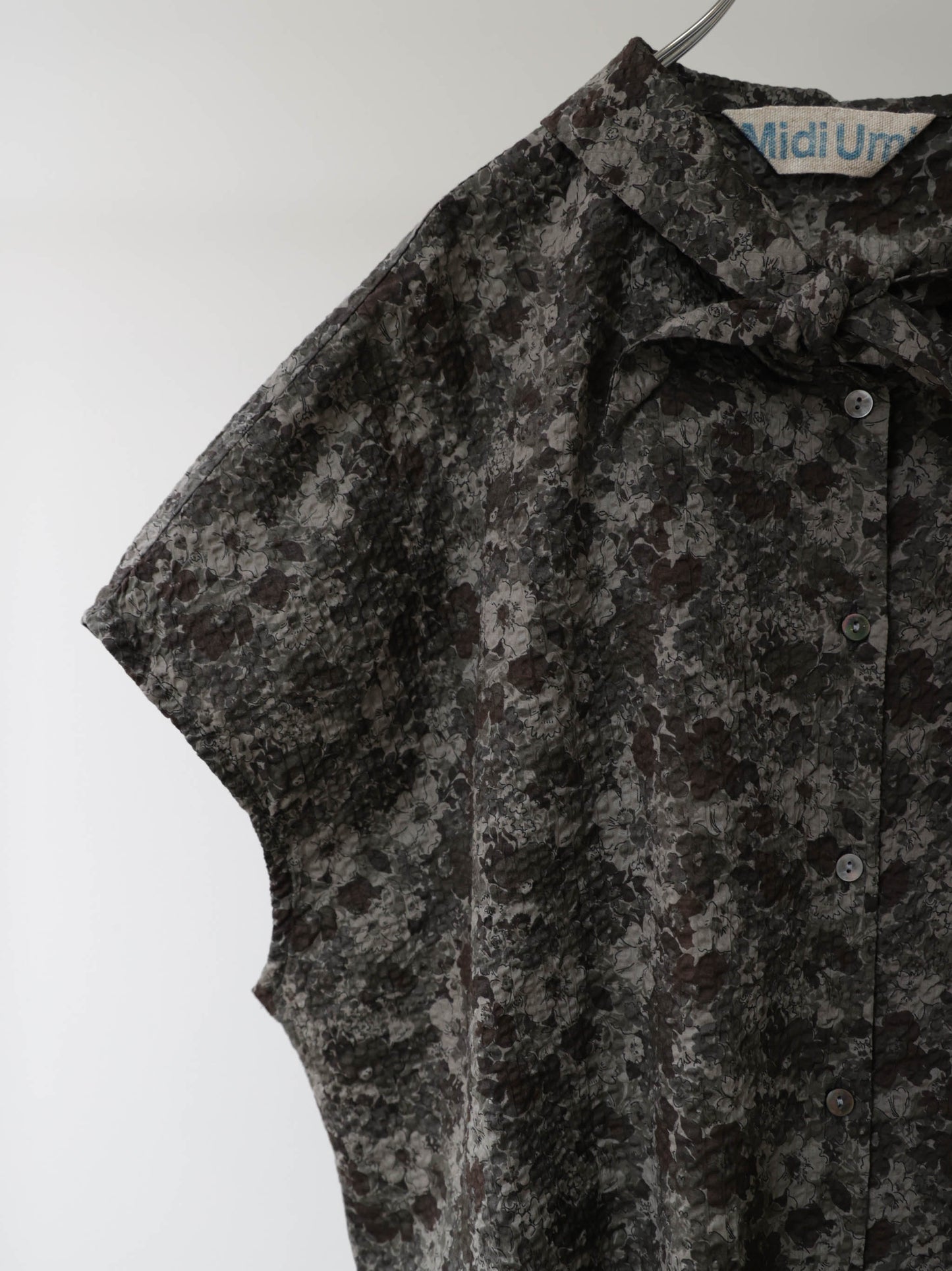 flower print scarflike shirt