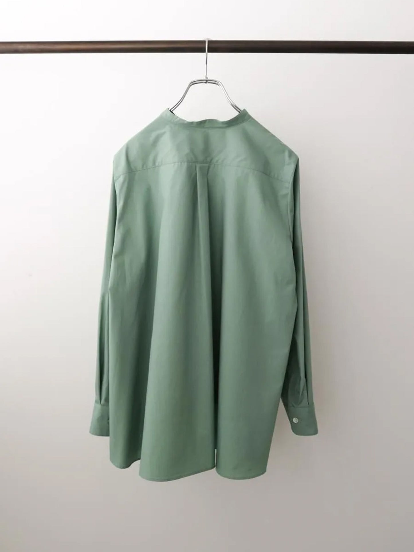 A line band collar shirt