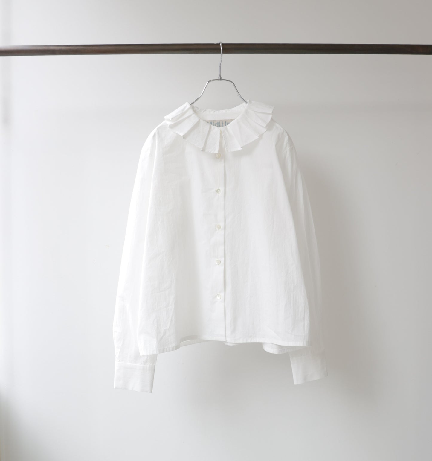 tuck collar shirt