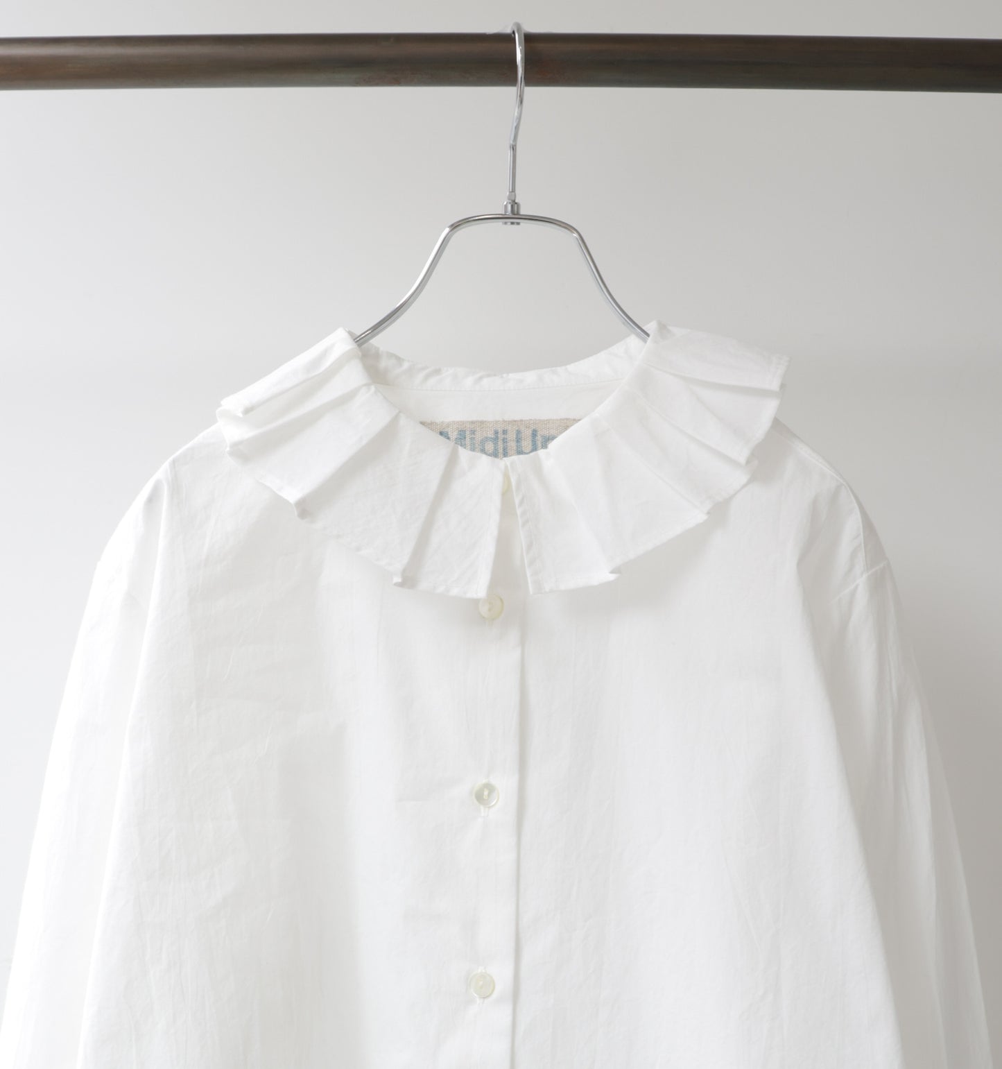 tuck collar shirt