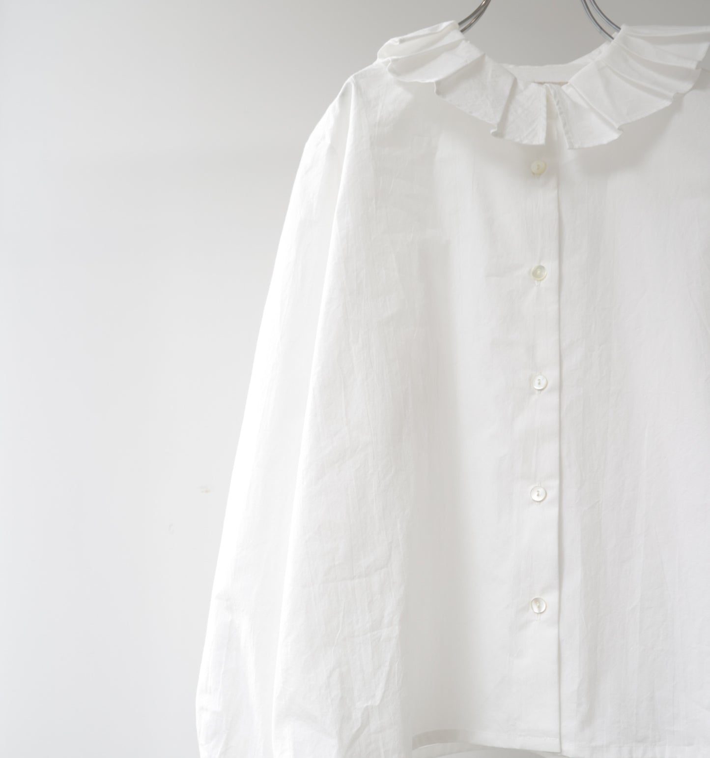 tuck collar shirt