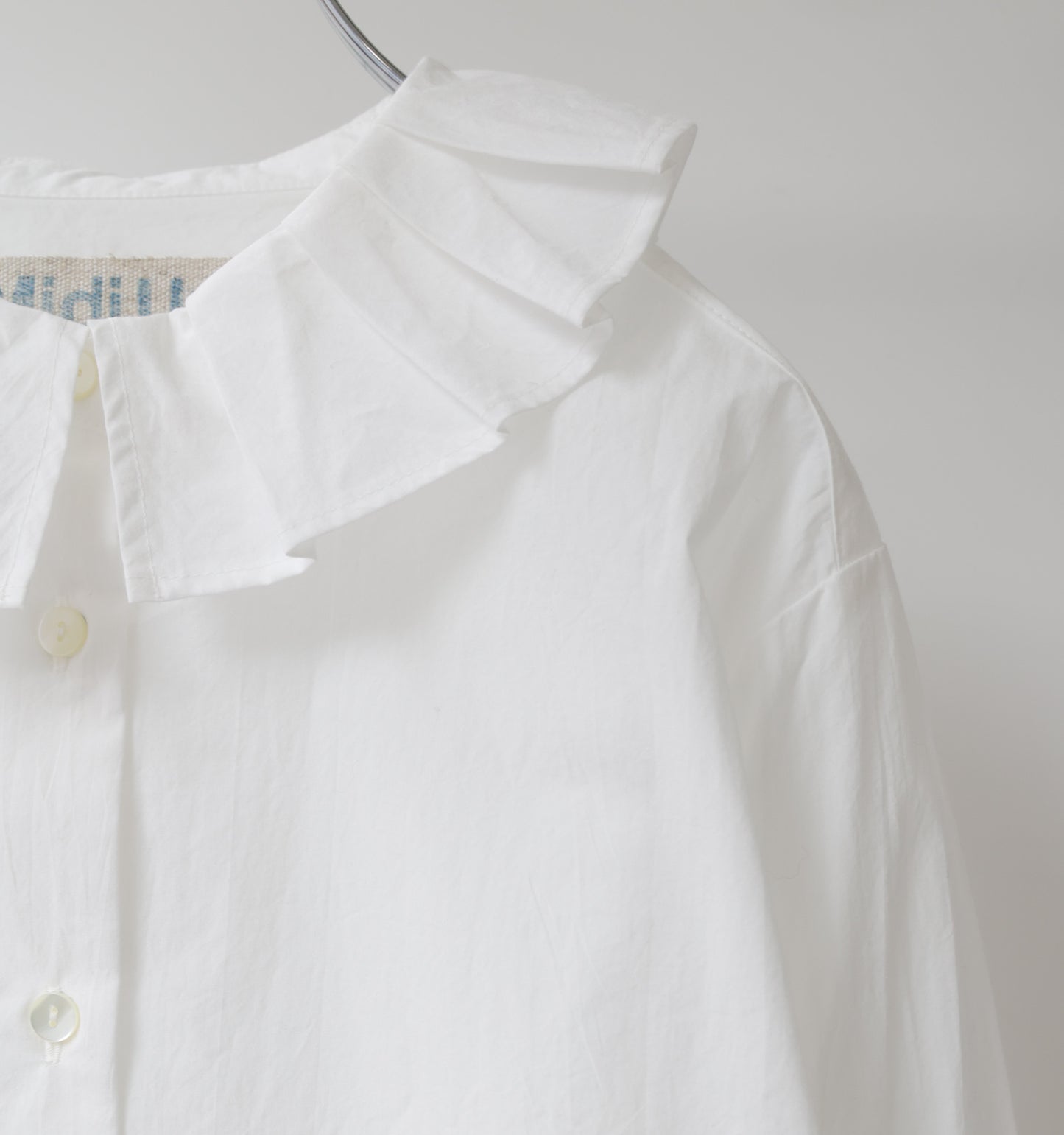 tuck collar shirt