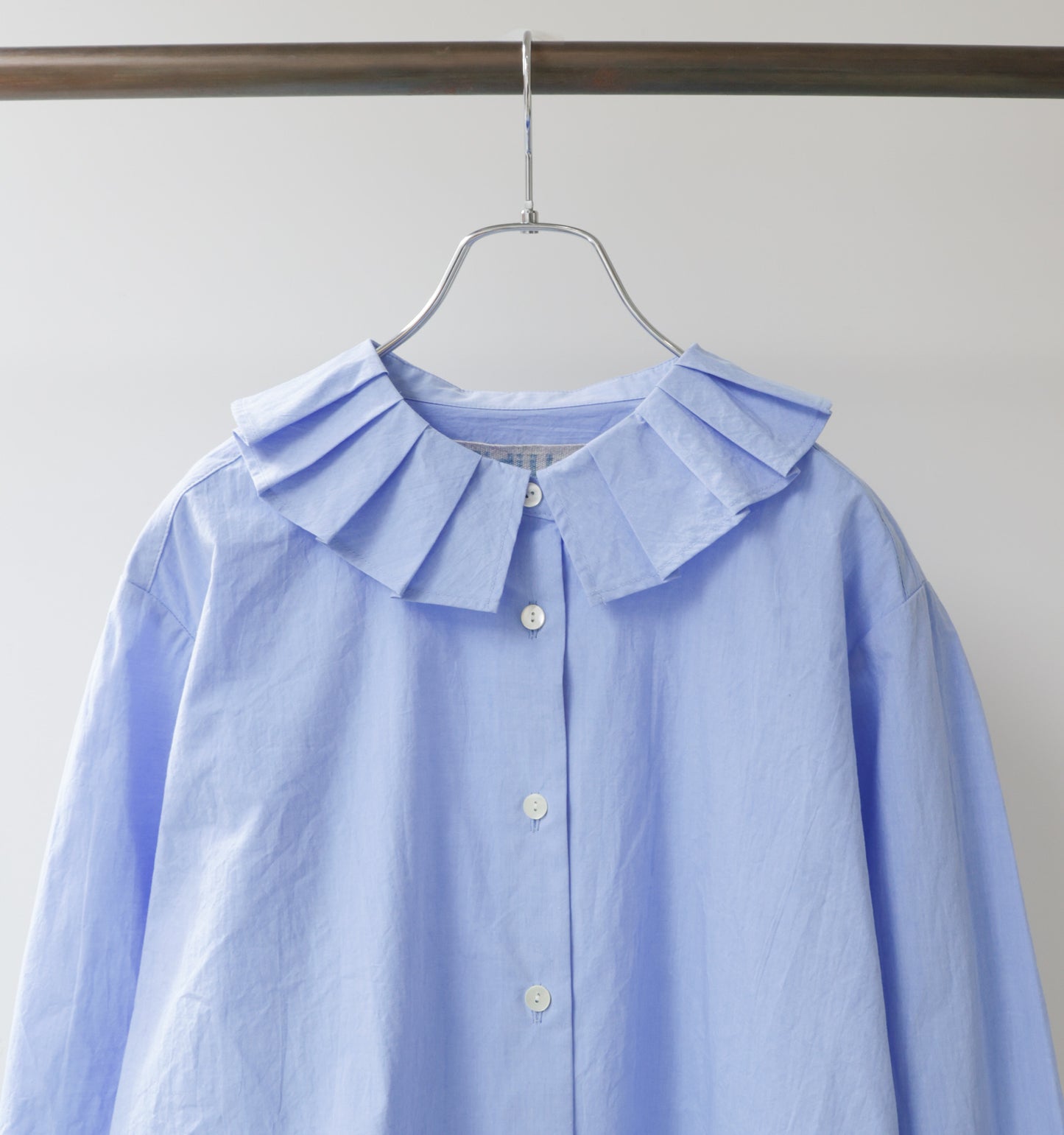 tuck collar shirt
