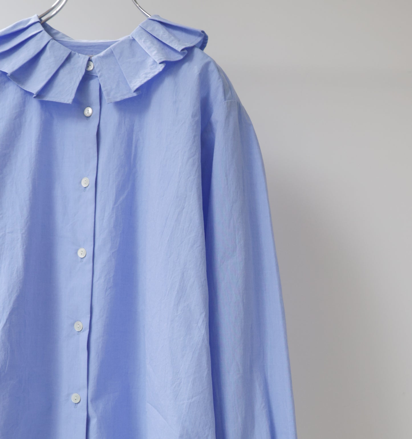 tuck collar shirt
