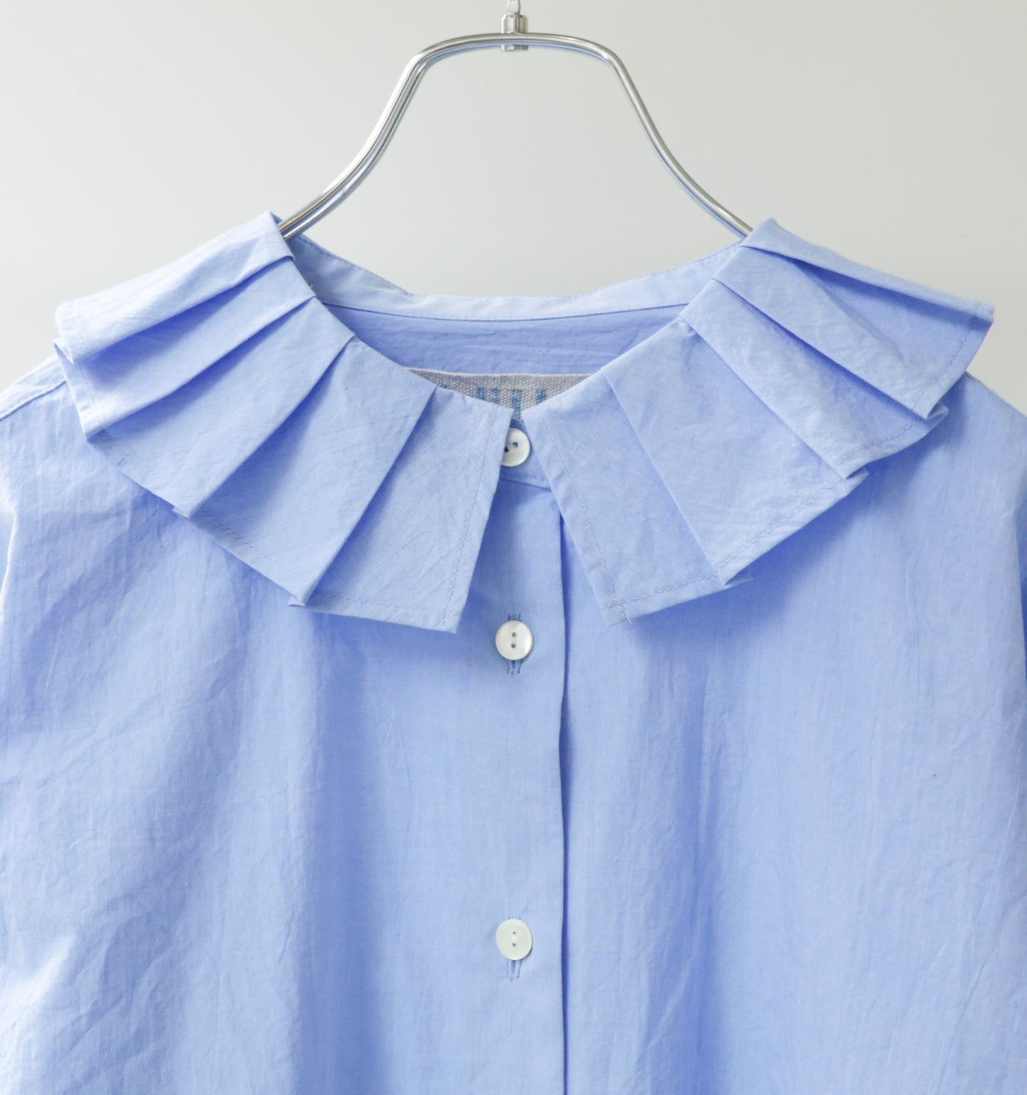 tuck collar shirt
