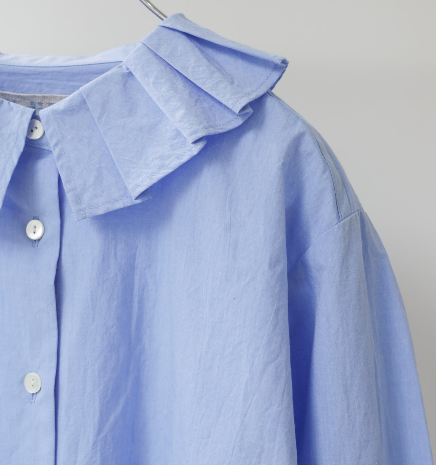tuck collar shirt