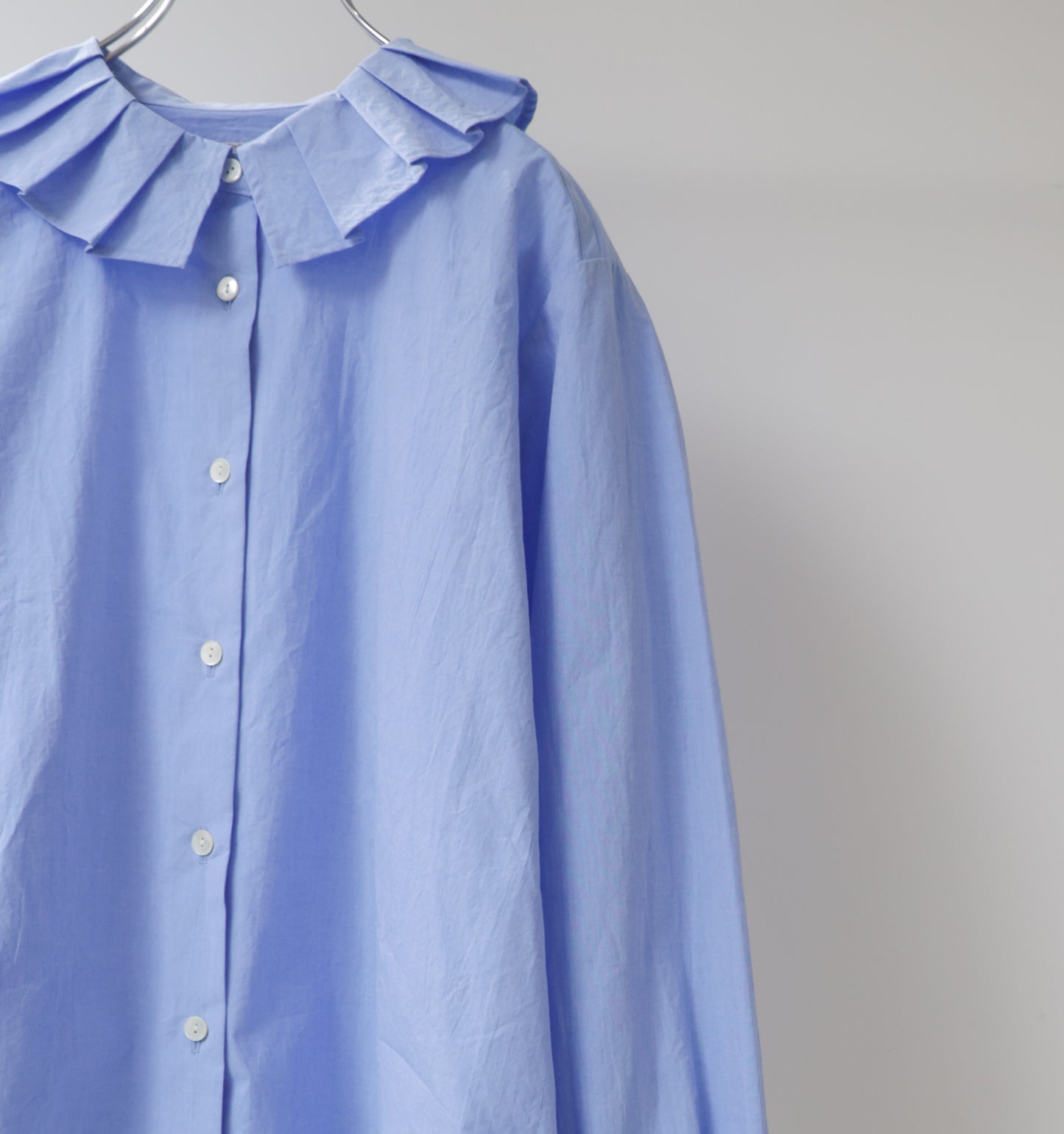 tuck collar shirt