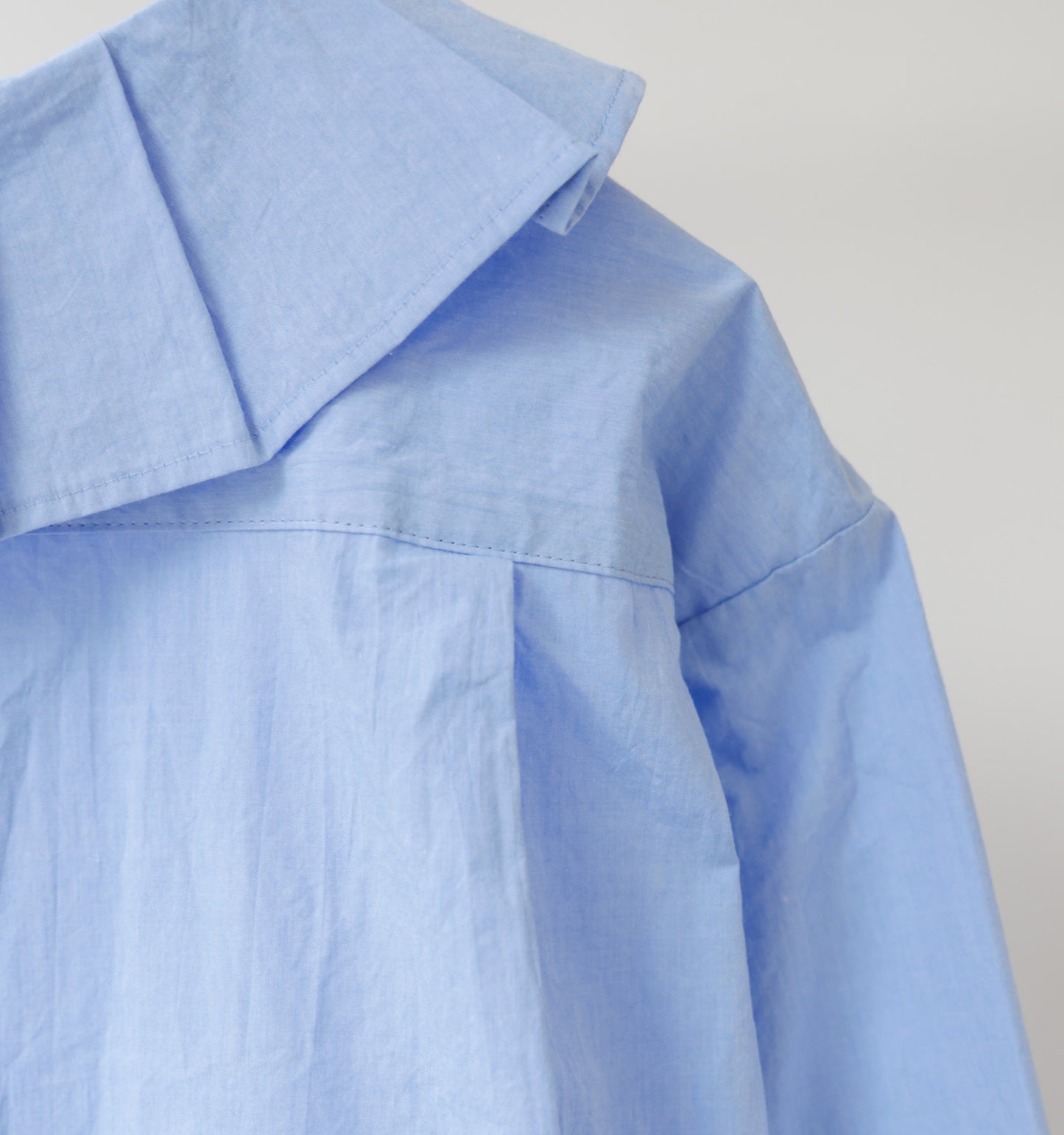 tuck collar shirt