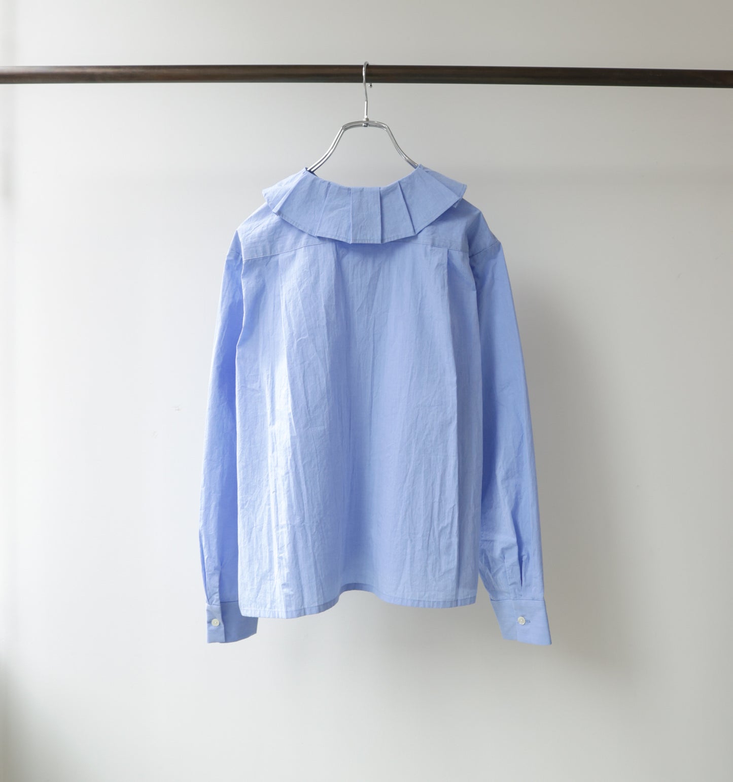 tuck collar shirt