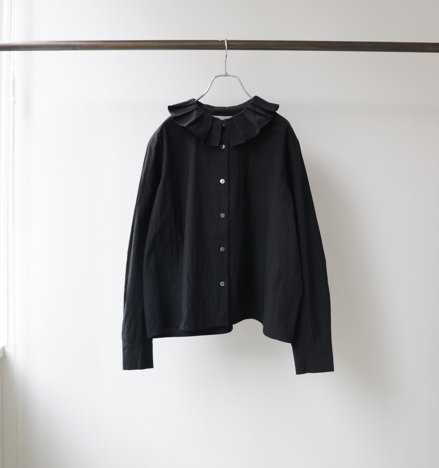 tuck collar shirt
