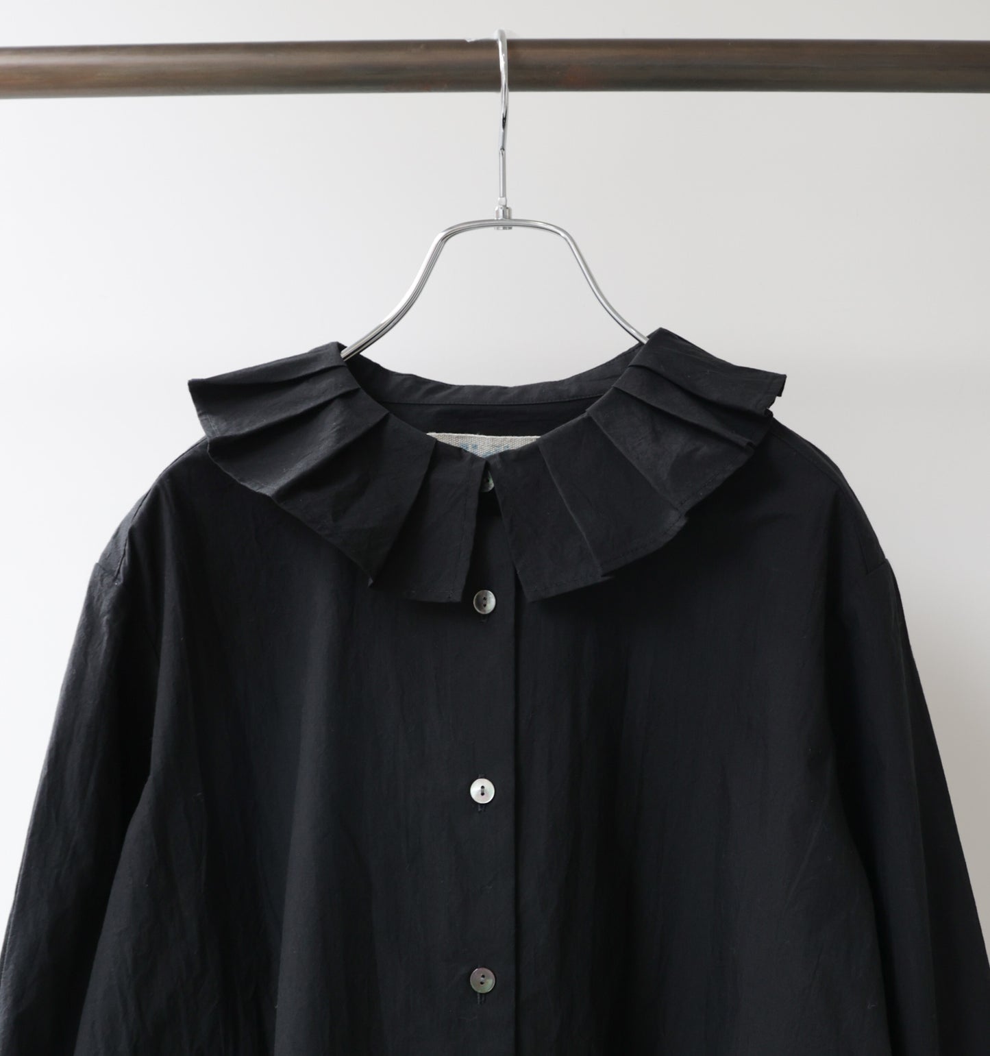 tuck collar shirt