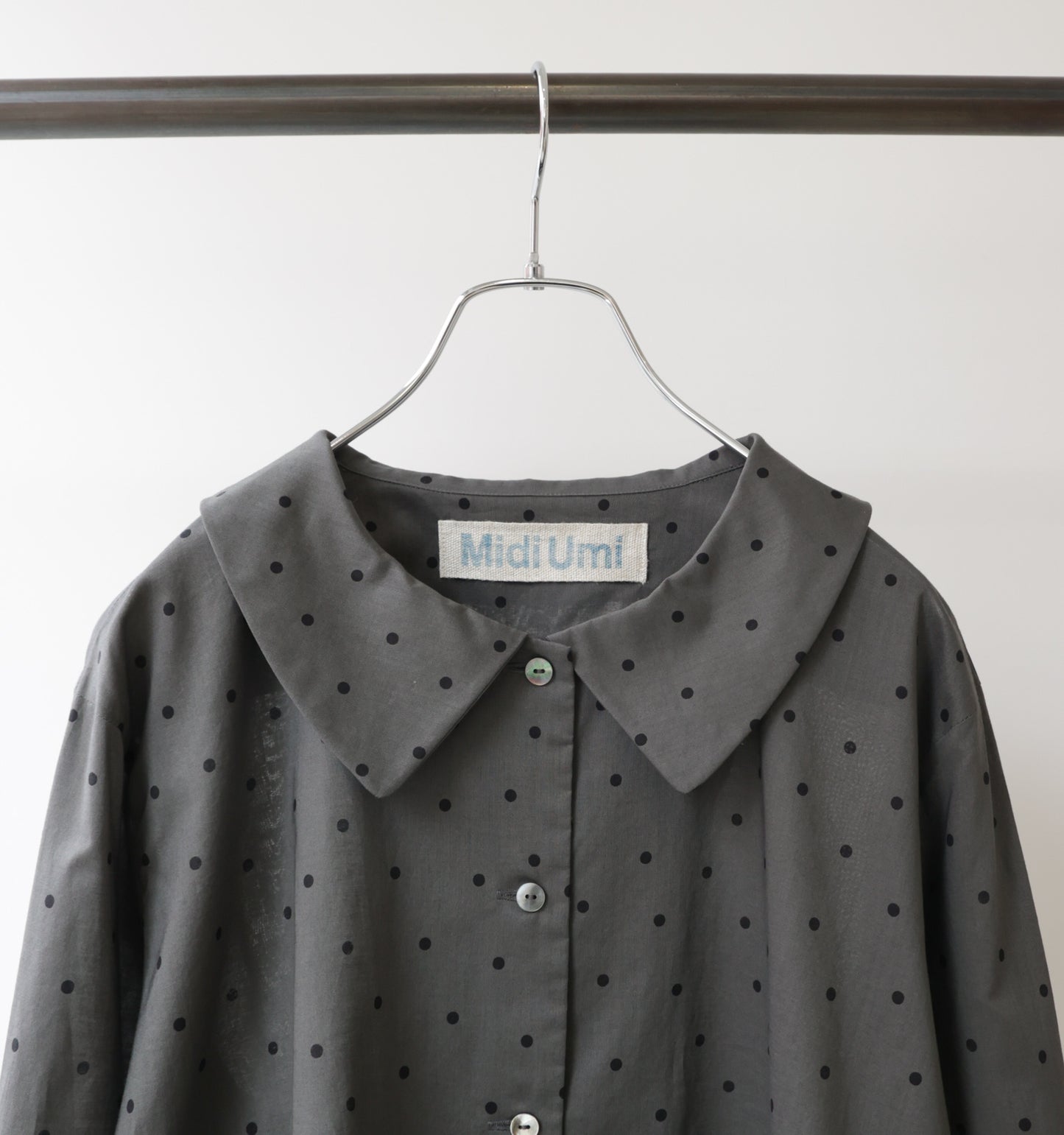 flat collar dots shirt
