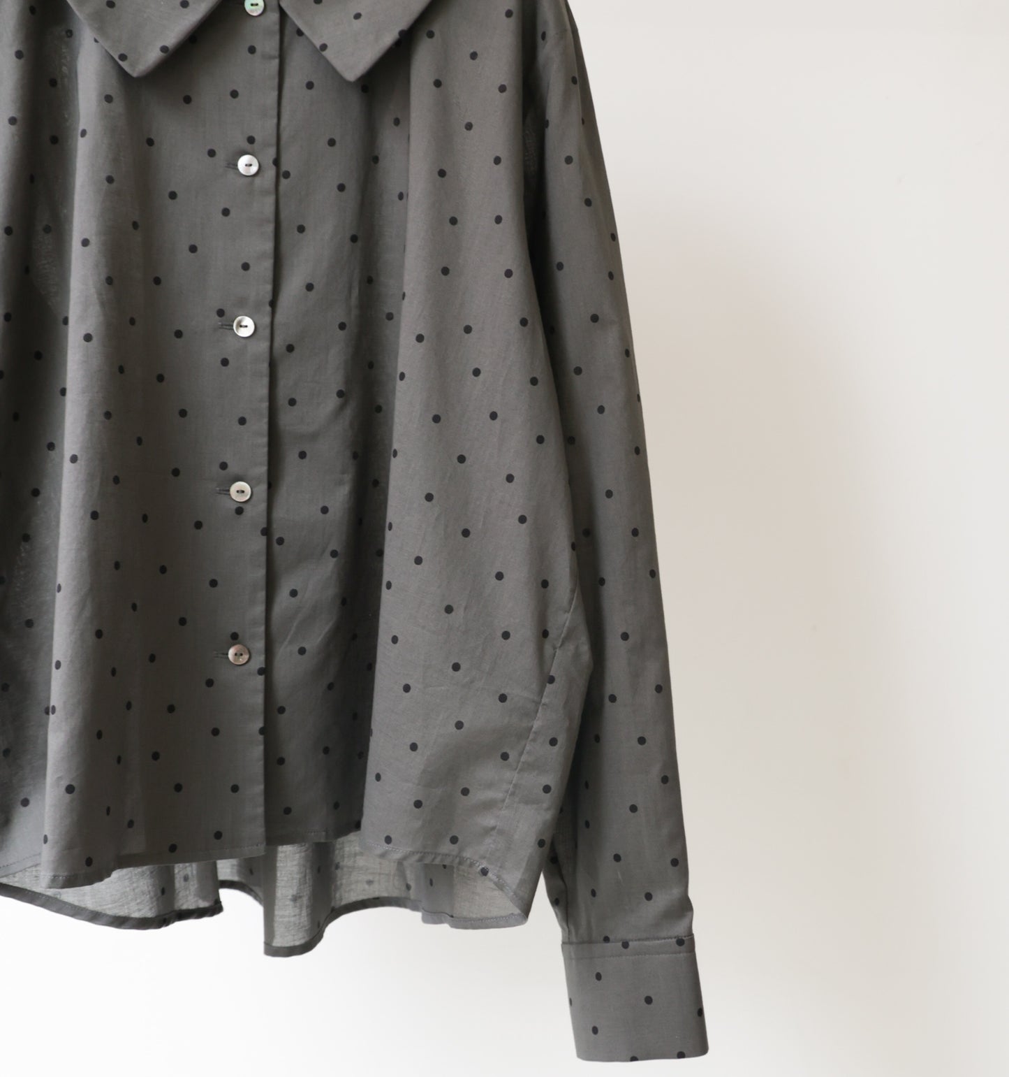 flat collar dots shirt