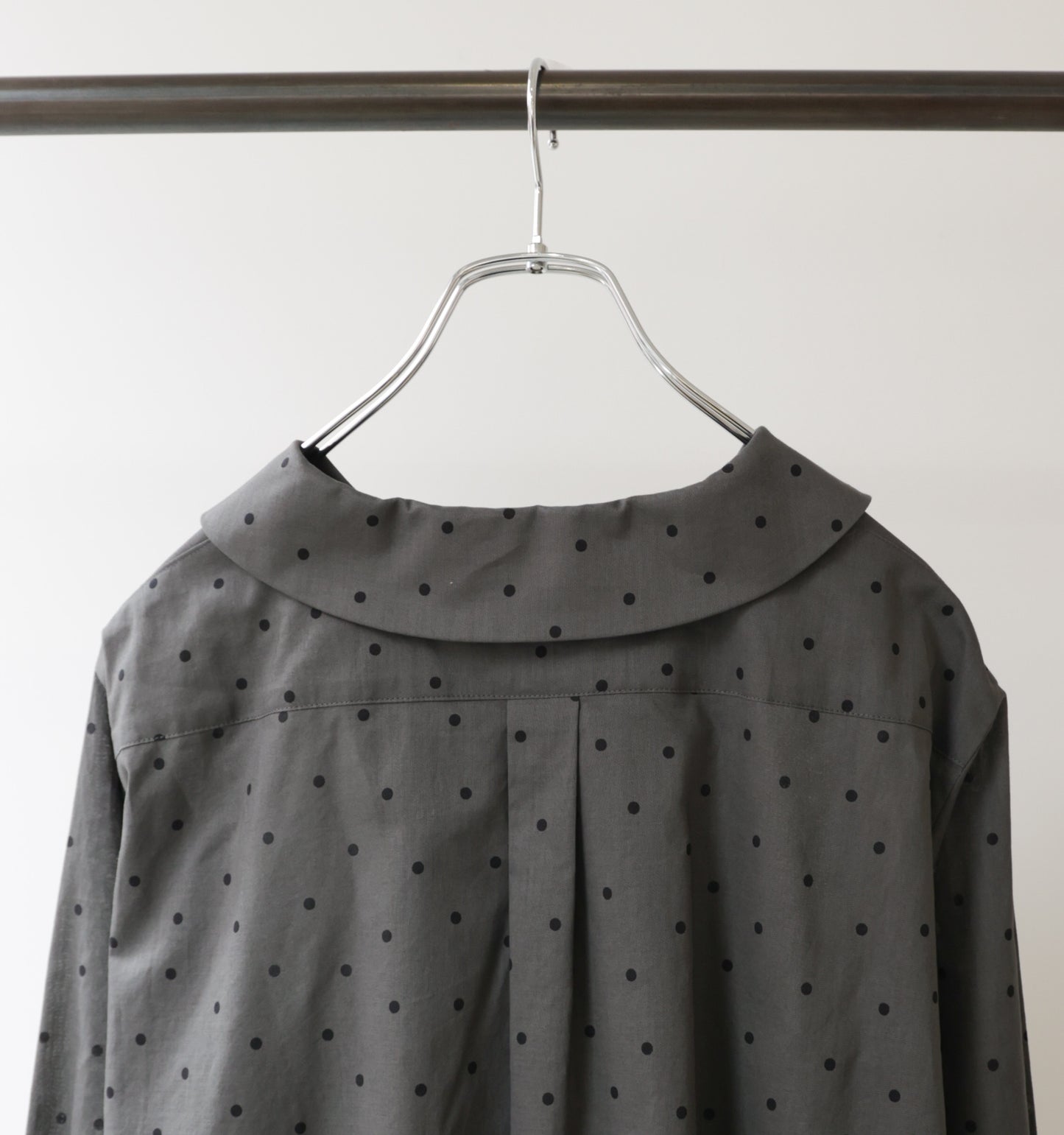 flat collar dots shirt