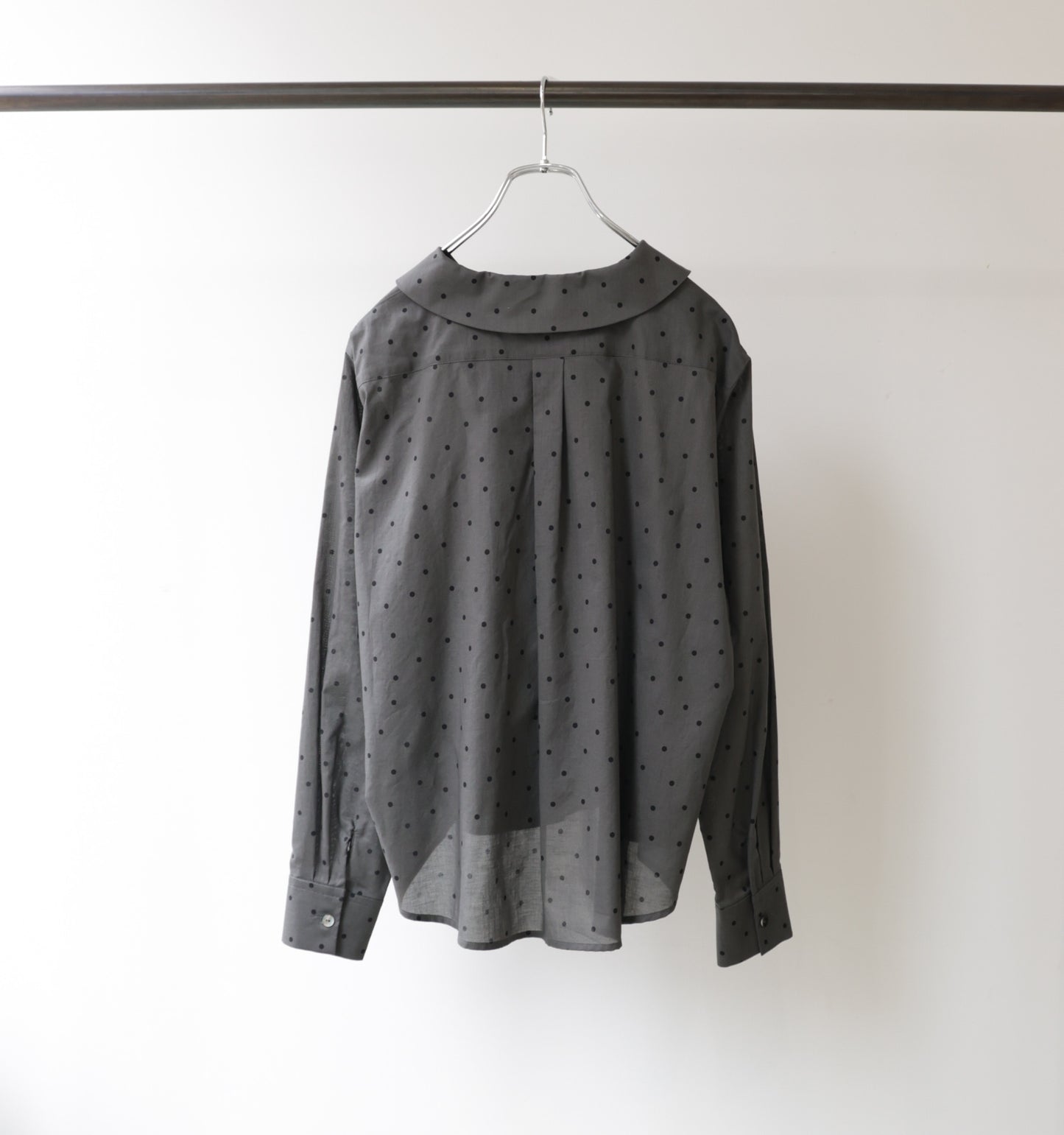 flat collar dots shirt