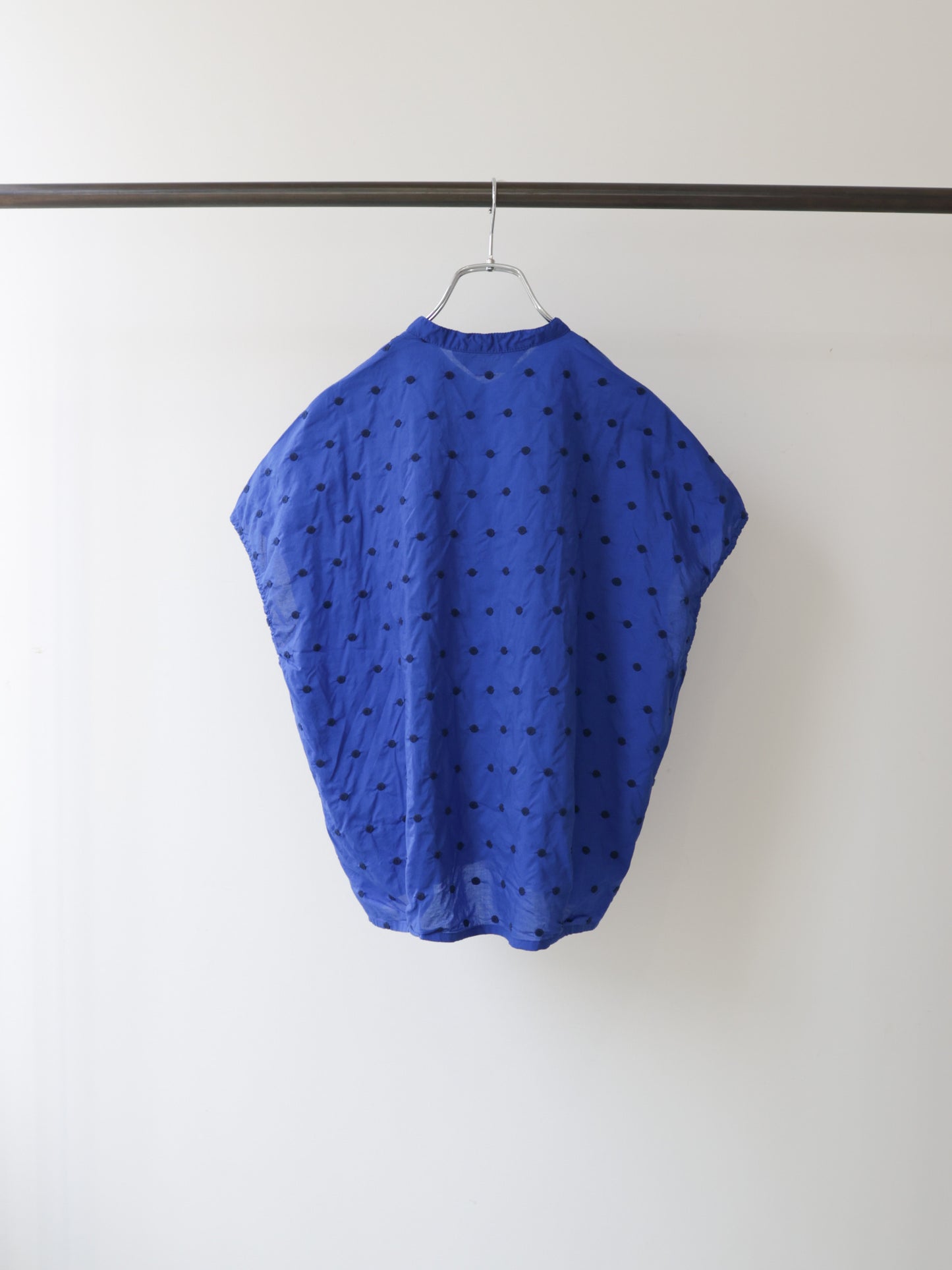 dots shirt nosleeve