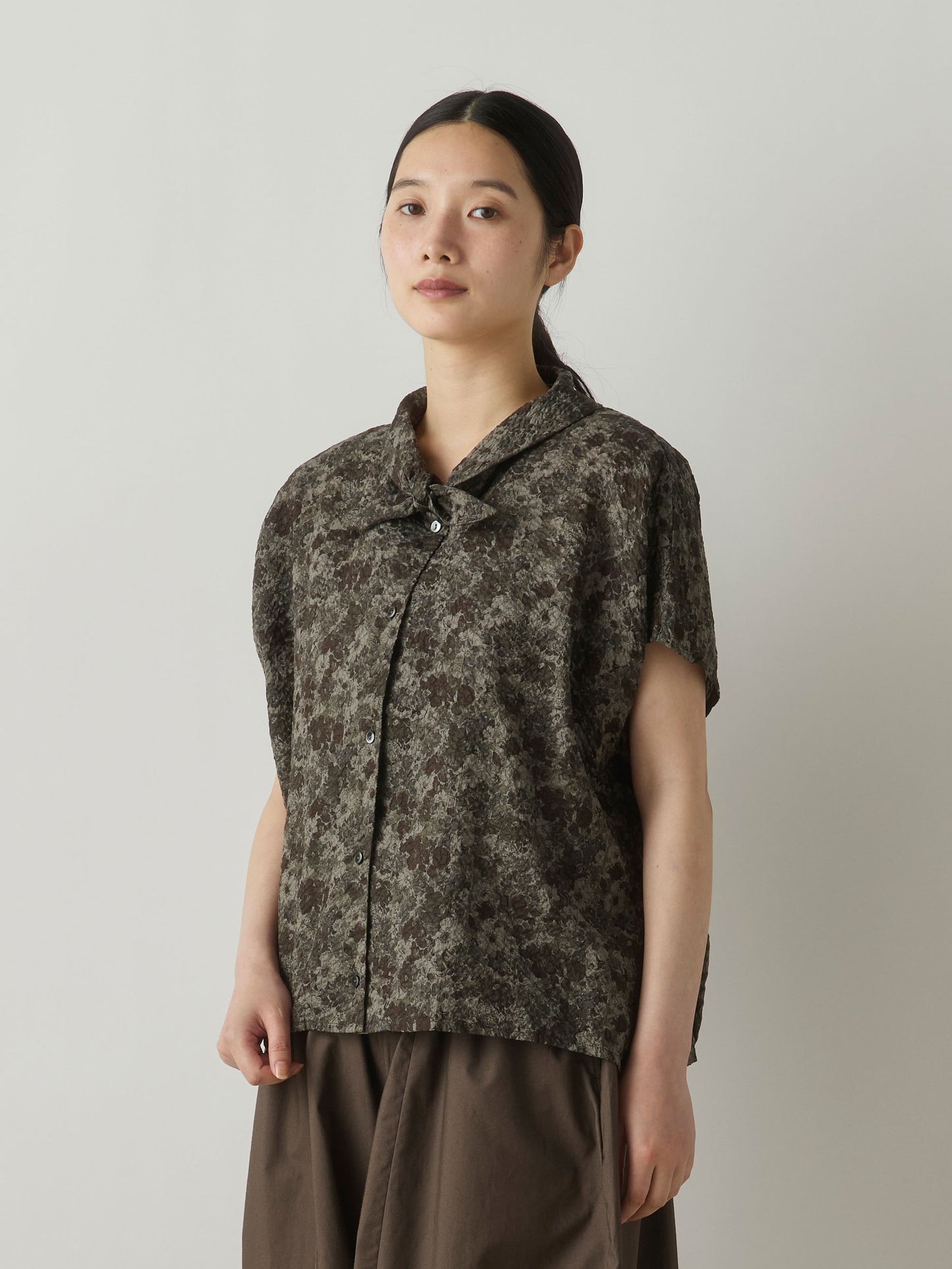flower print scarflike shirt
