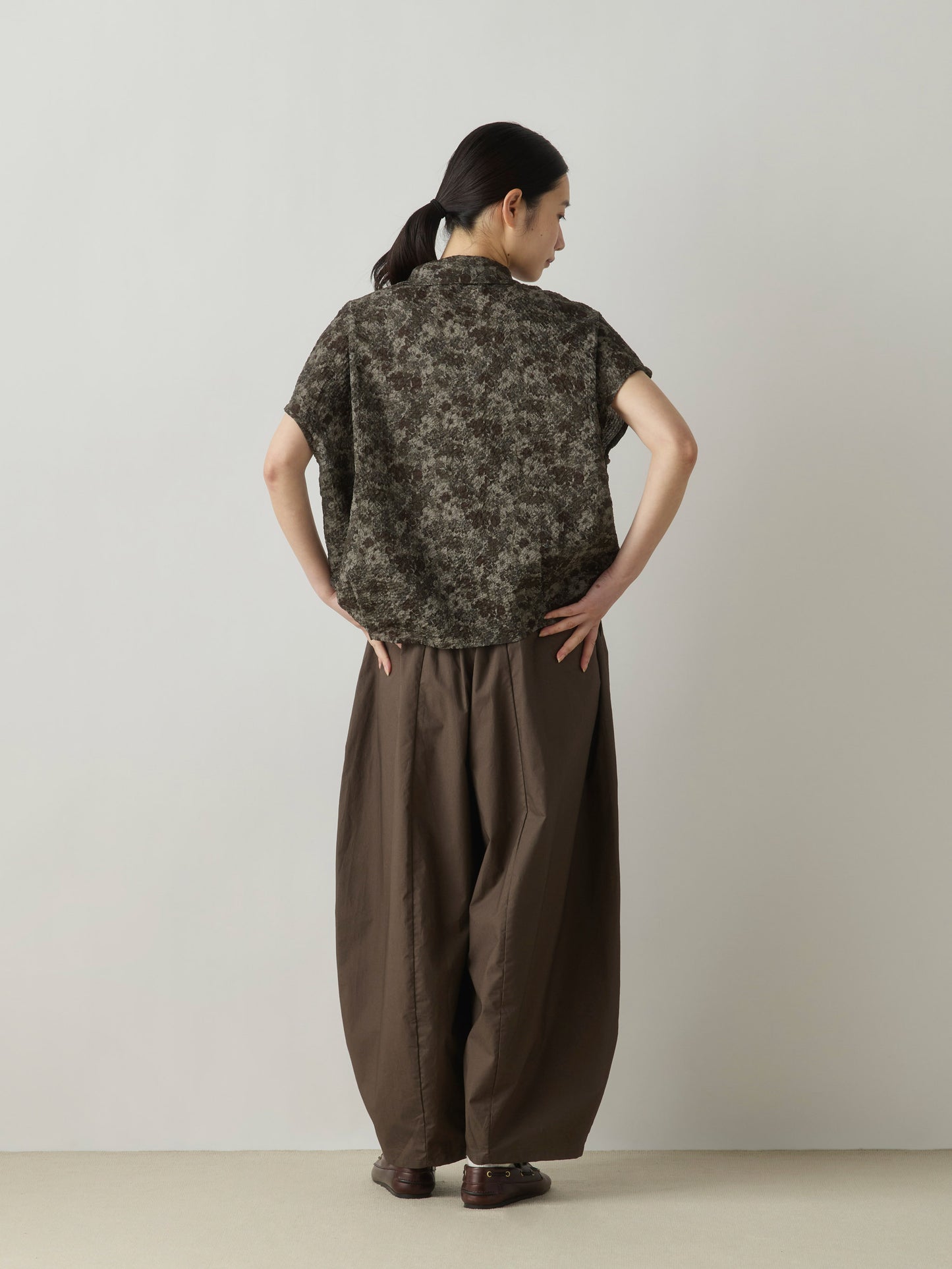 flower print scarflike shirt