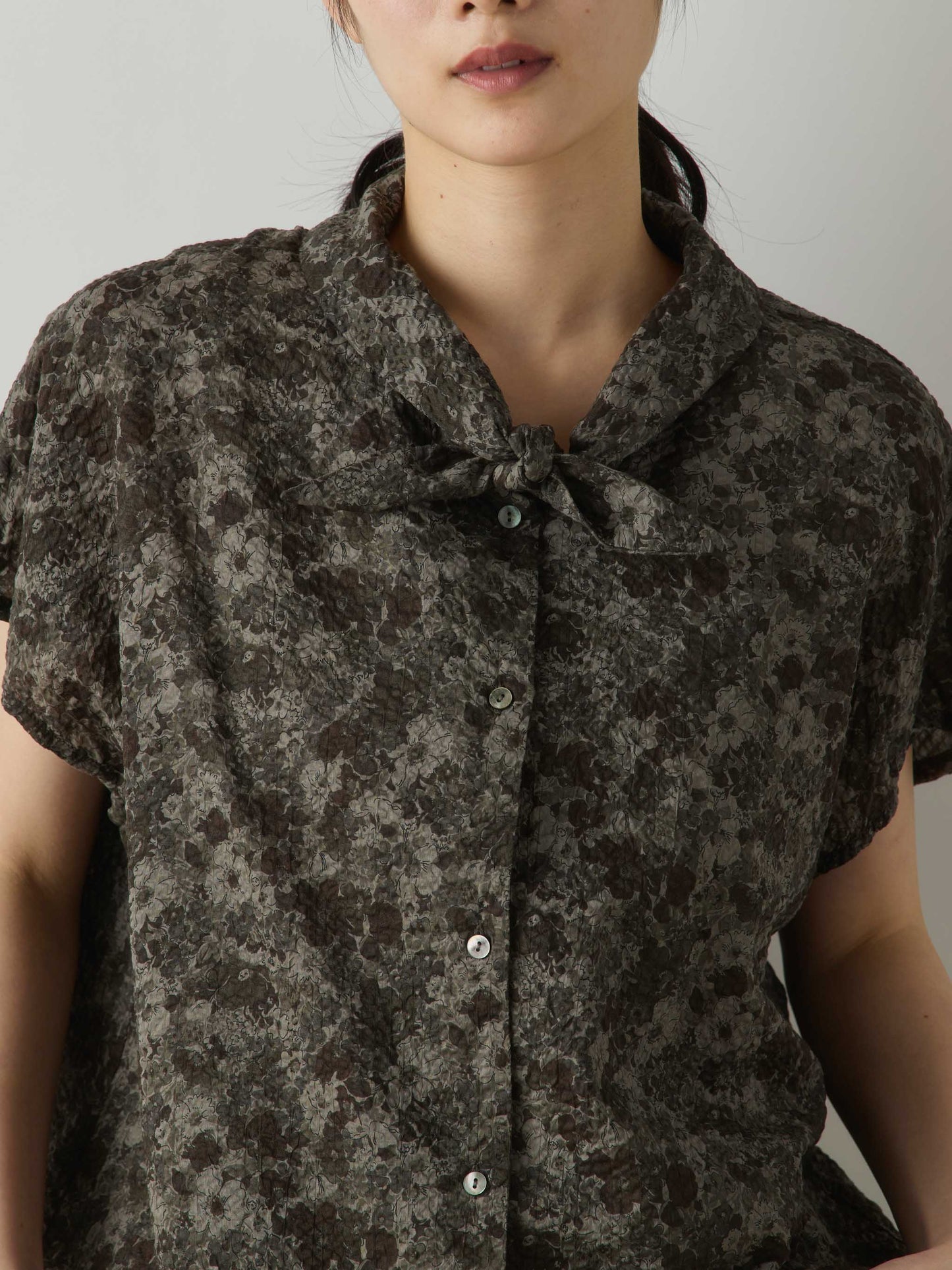 flower print scarflike shirt