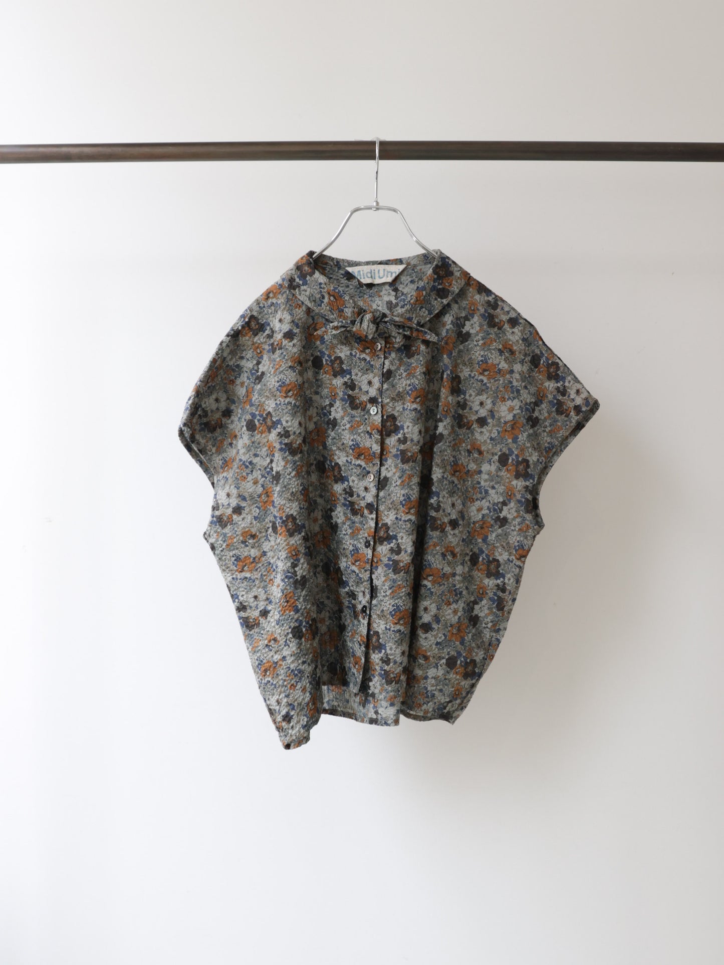 flower print scarflike shirt