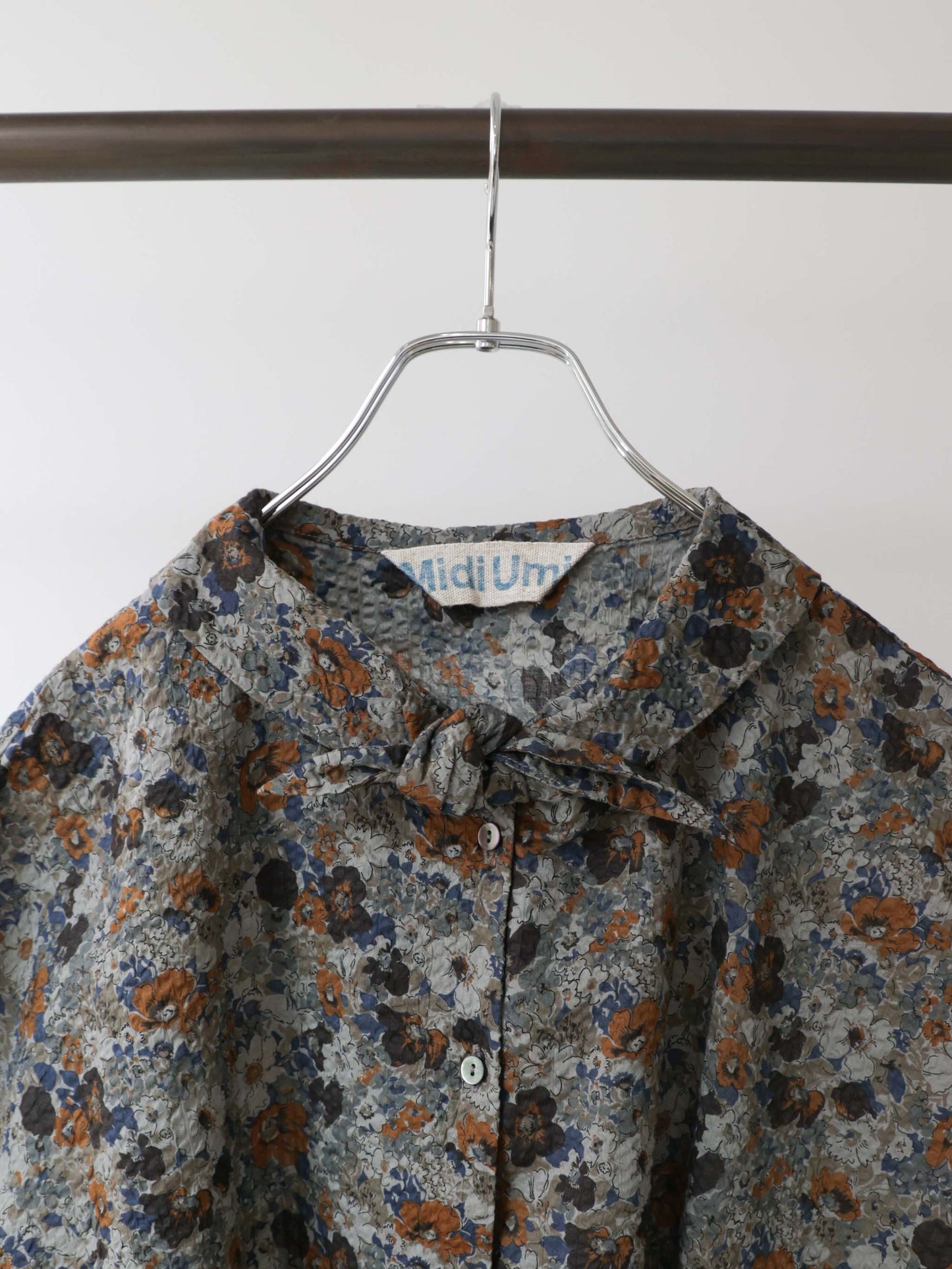 flower print scarflike shirt