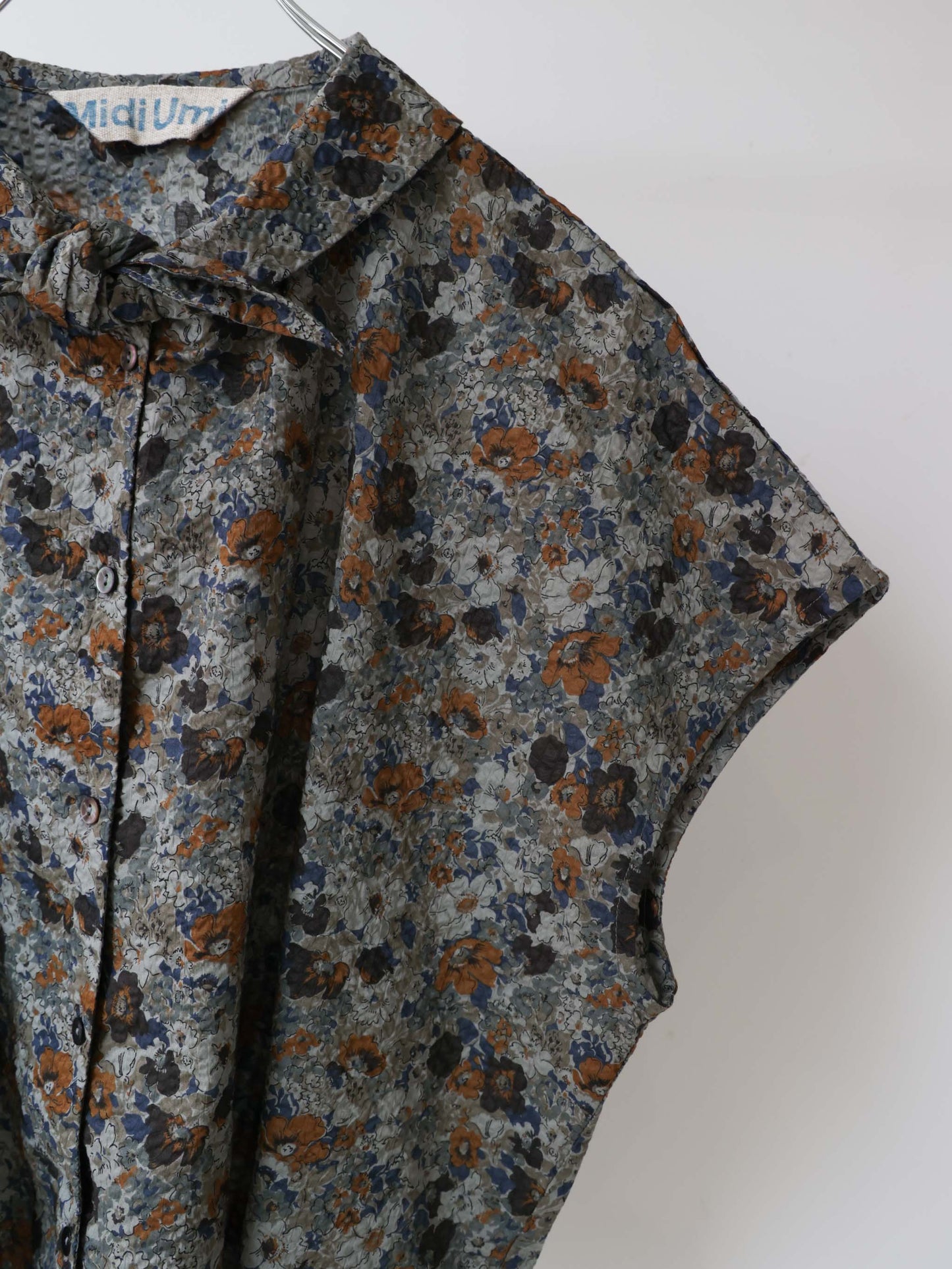 flower print scarflike shirt