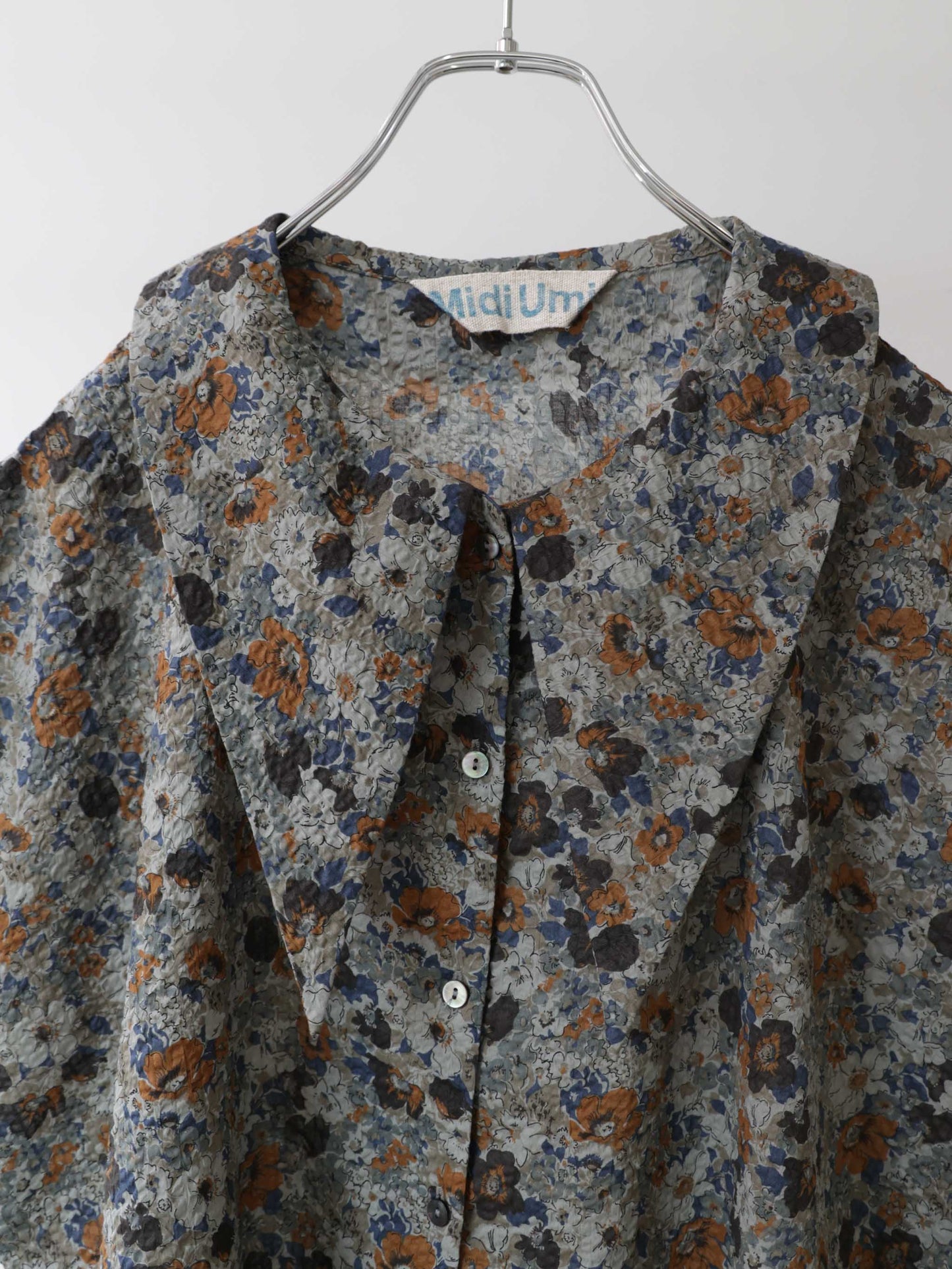 flower print scarflike shirt