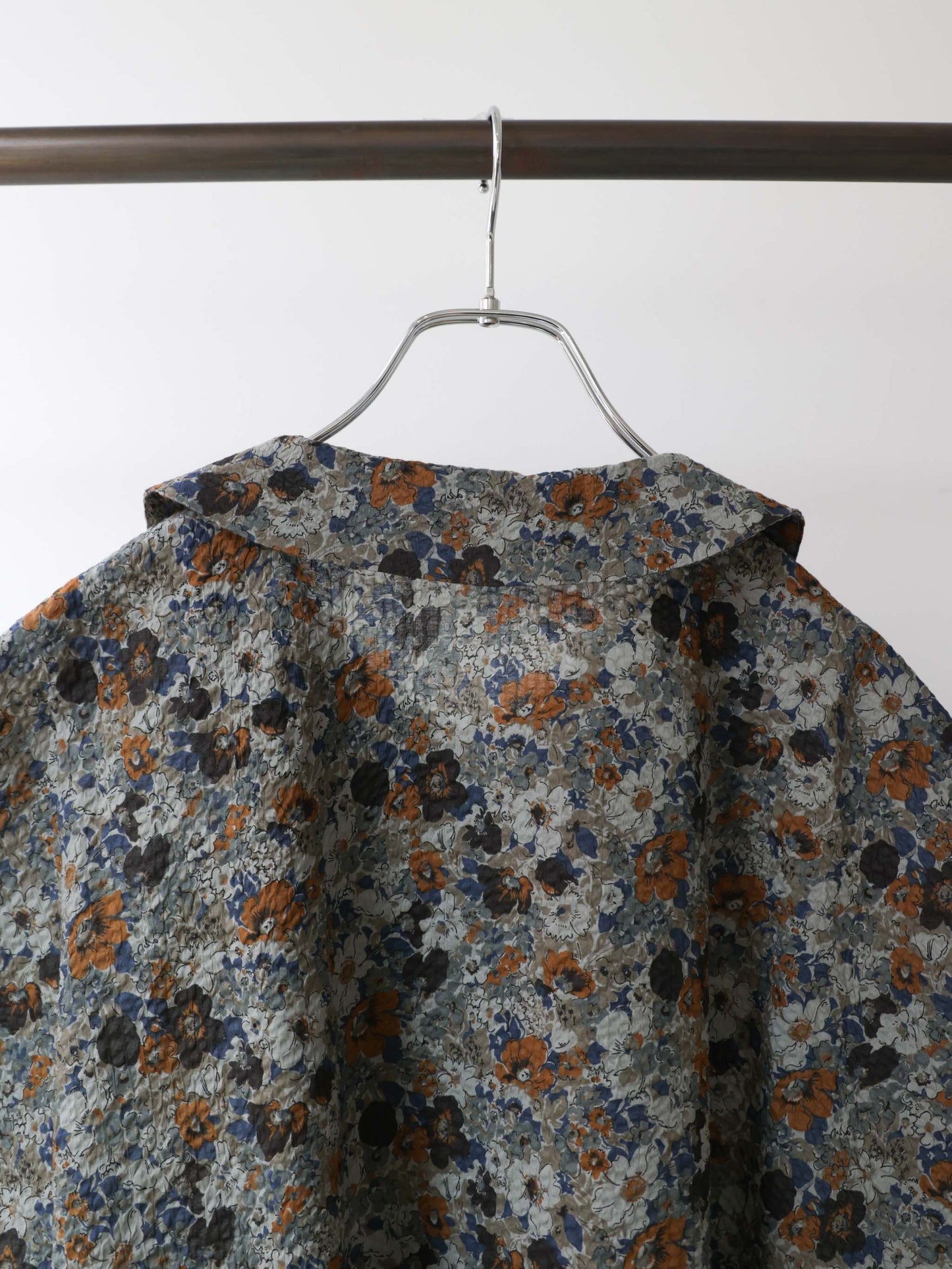 flower print scarflike shirt
