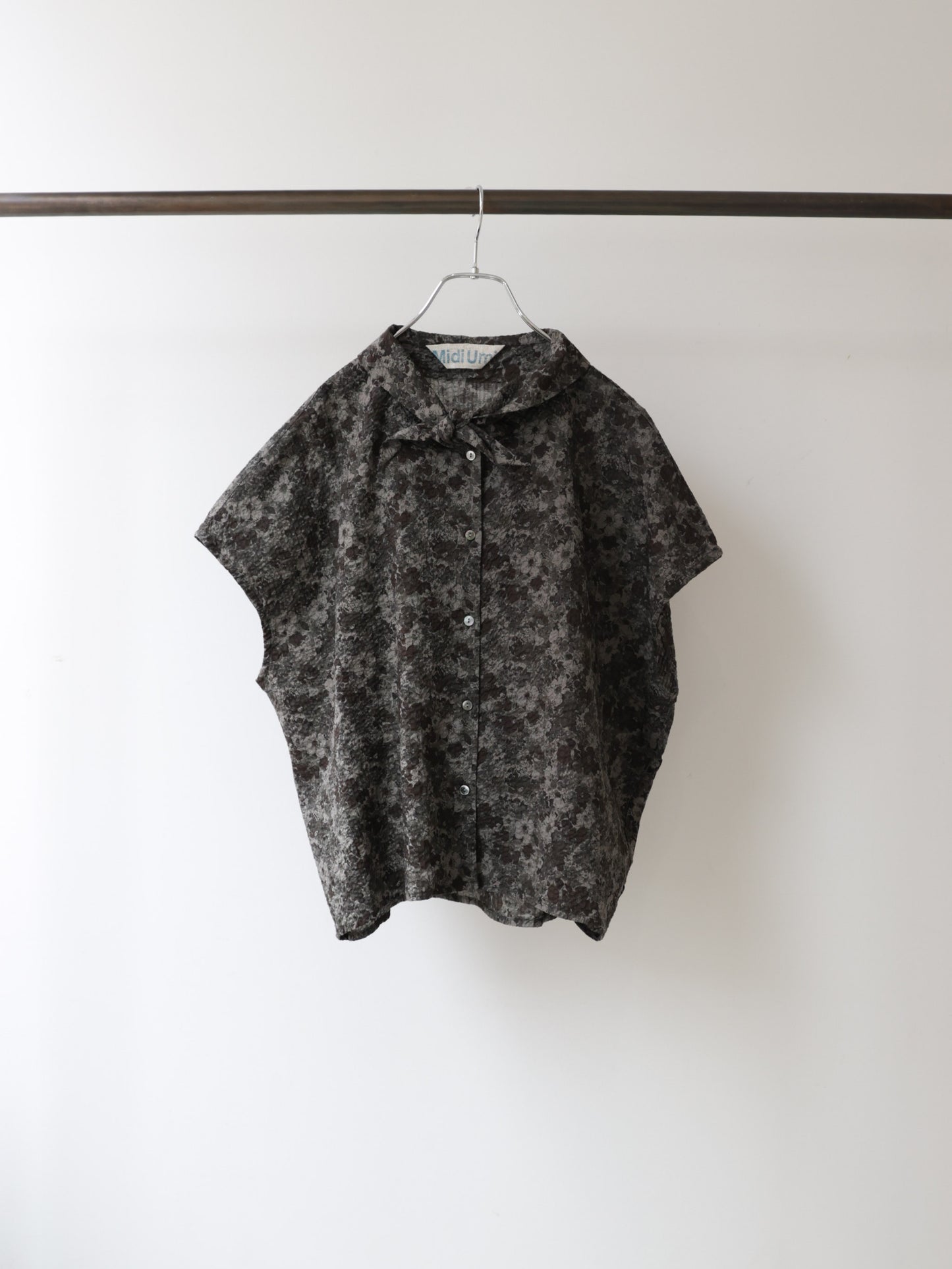 flower print scarflike shirt