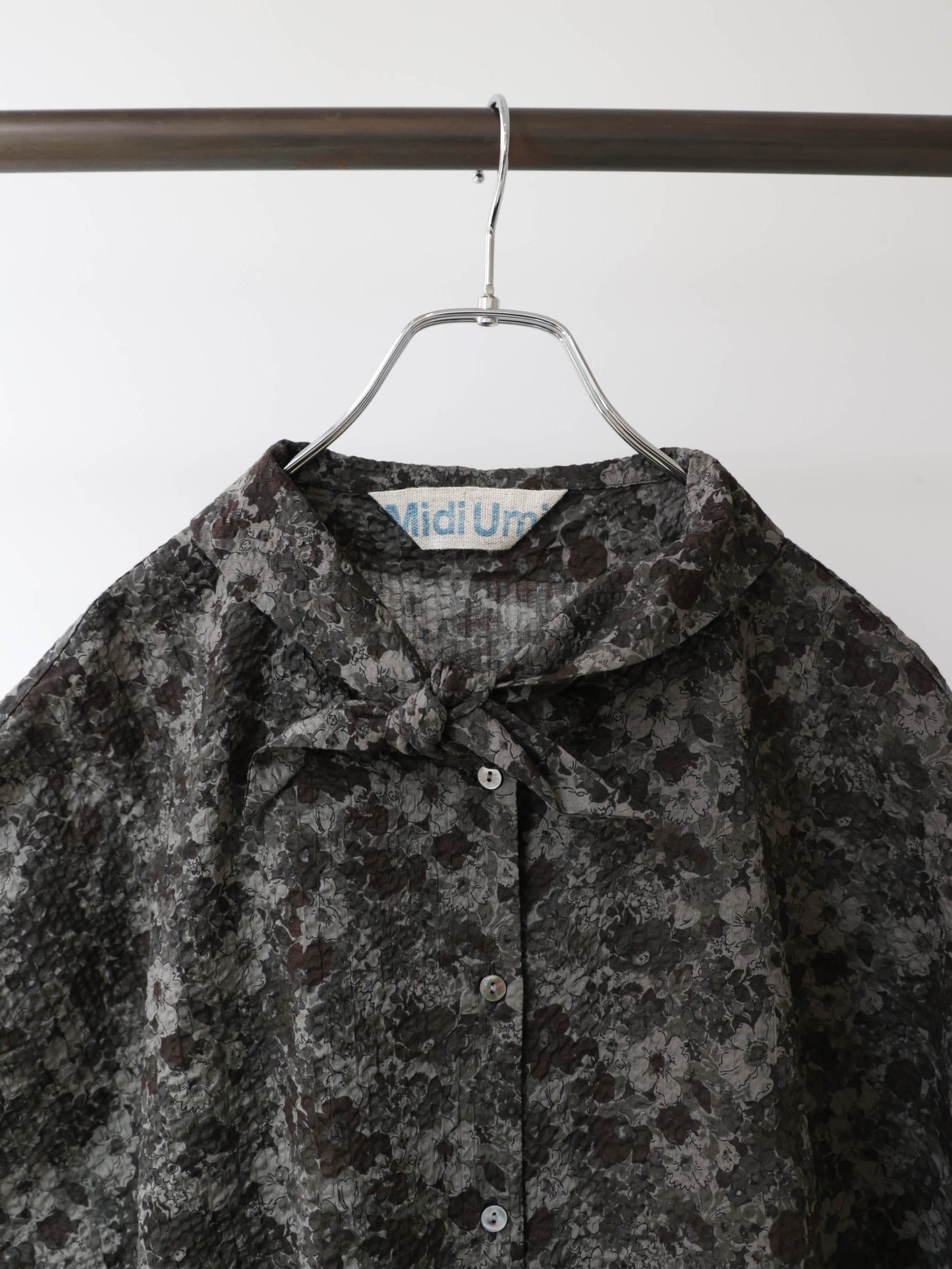 flower print scarflike shirt