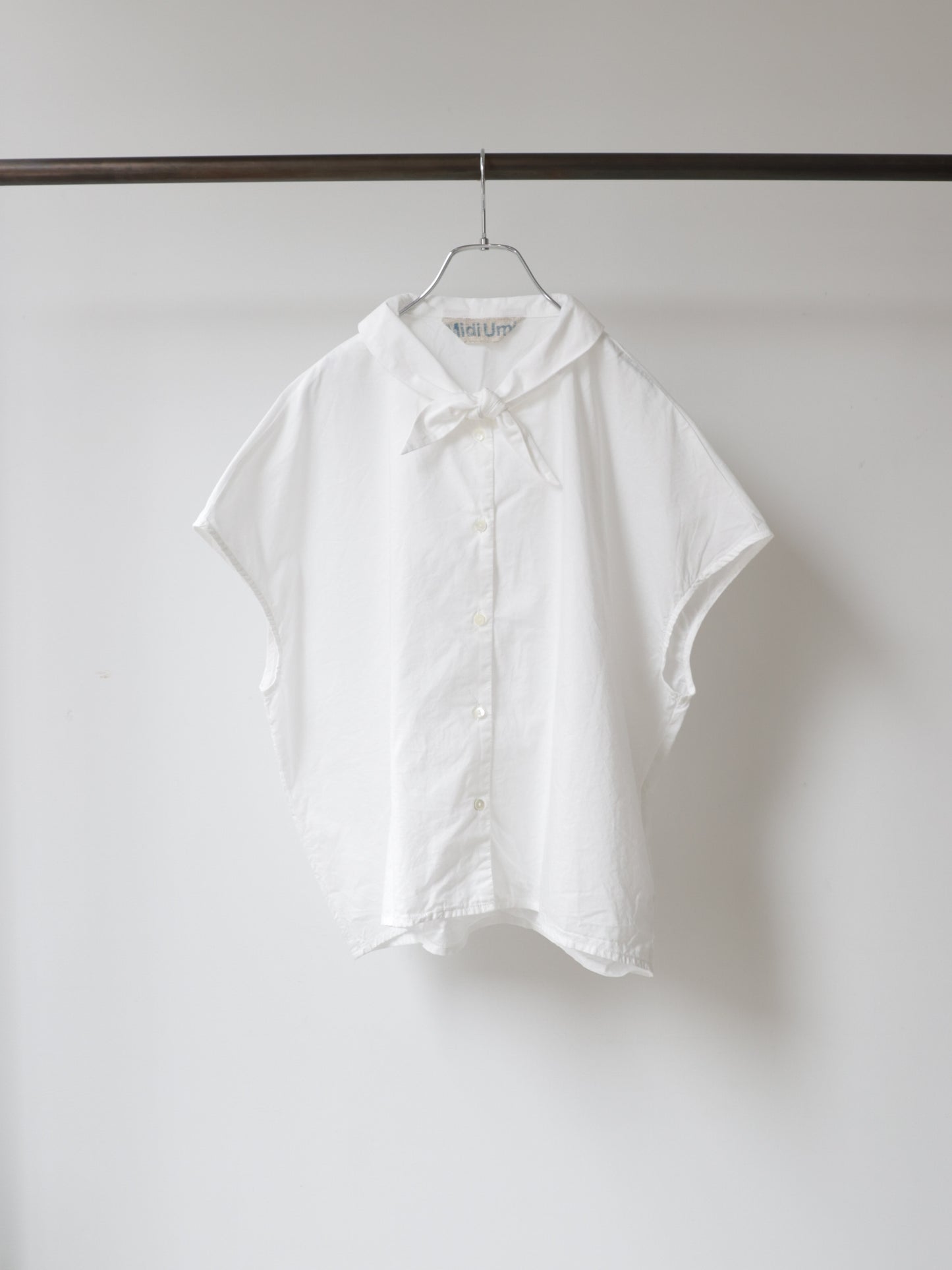 scarf like nosleeve shirt