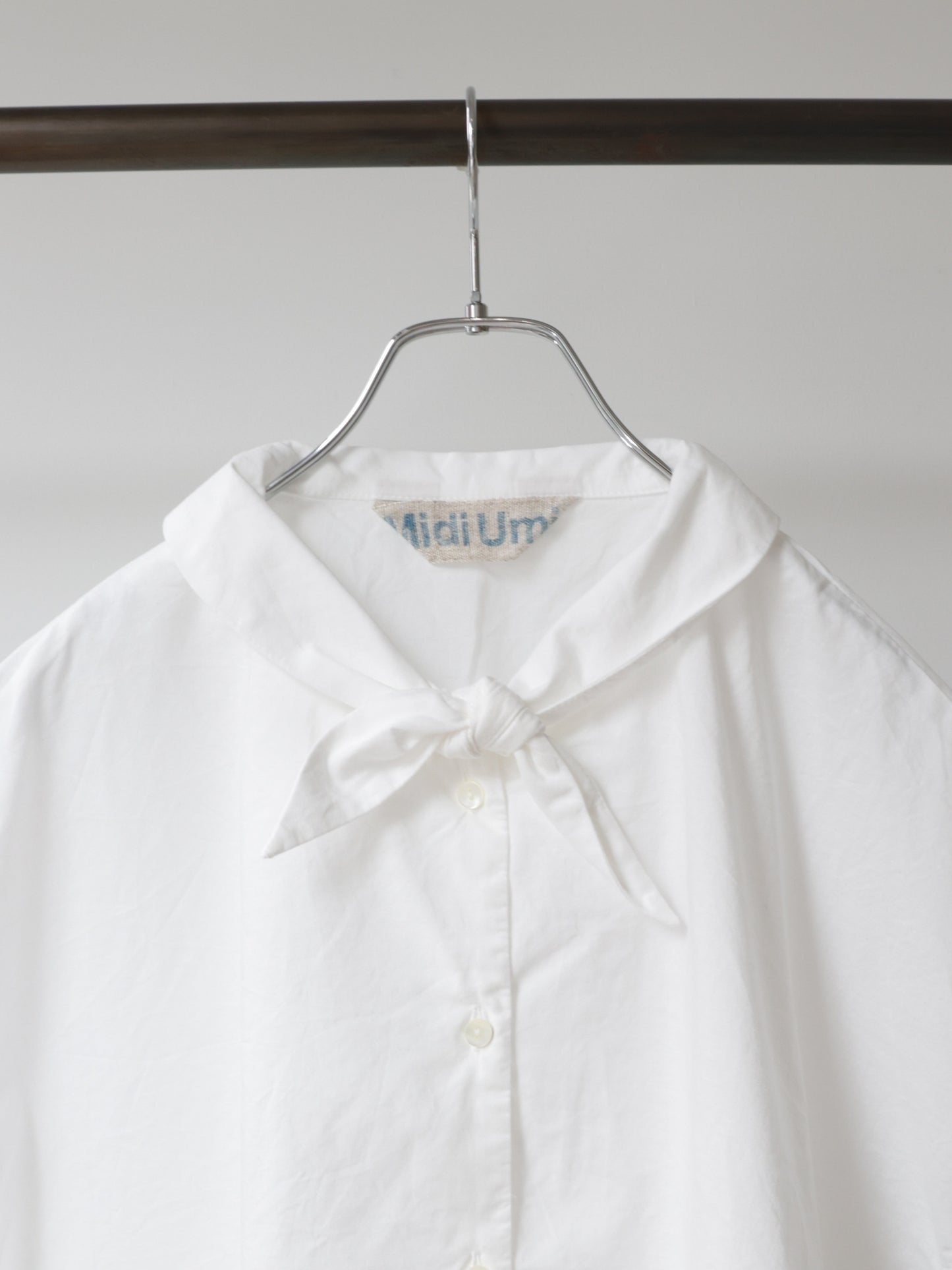 scarf like nosleeve shirt