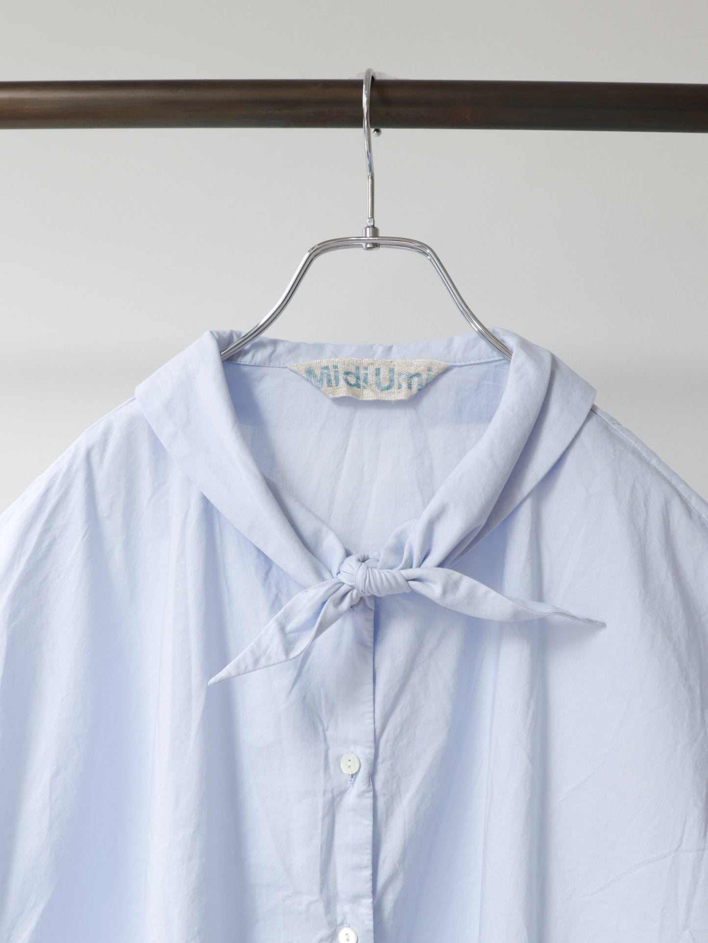 scarf like nosleeve shirt