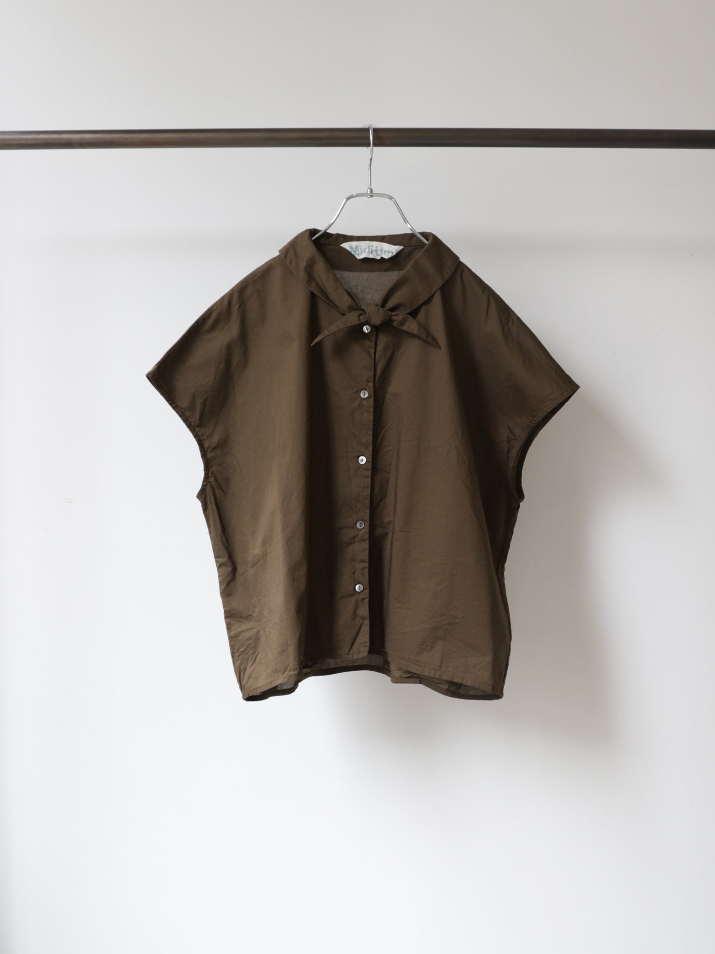 scarf like nosleeve shirt