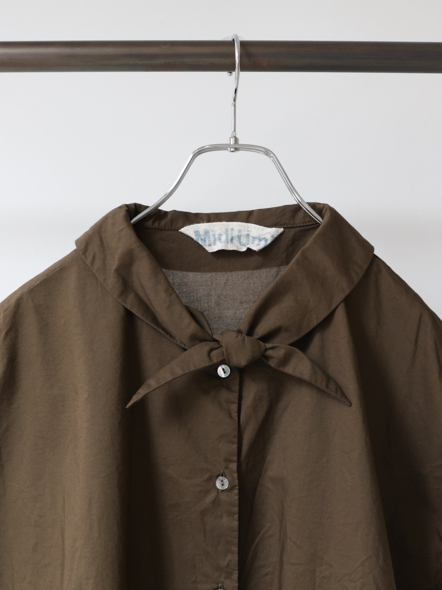 scarf like nosleeve shirt