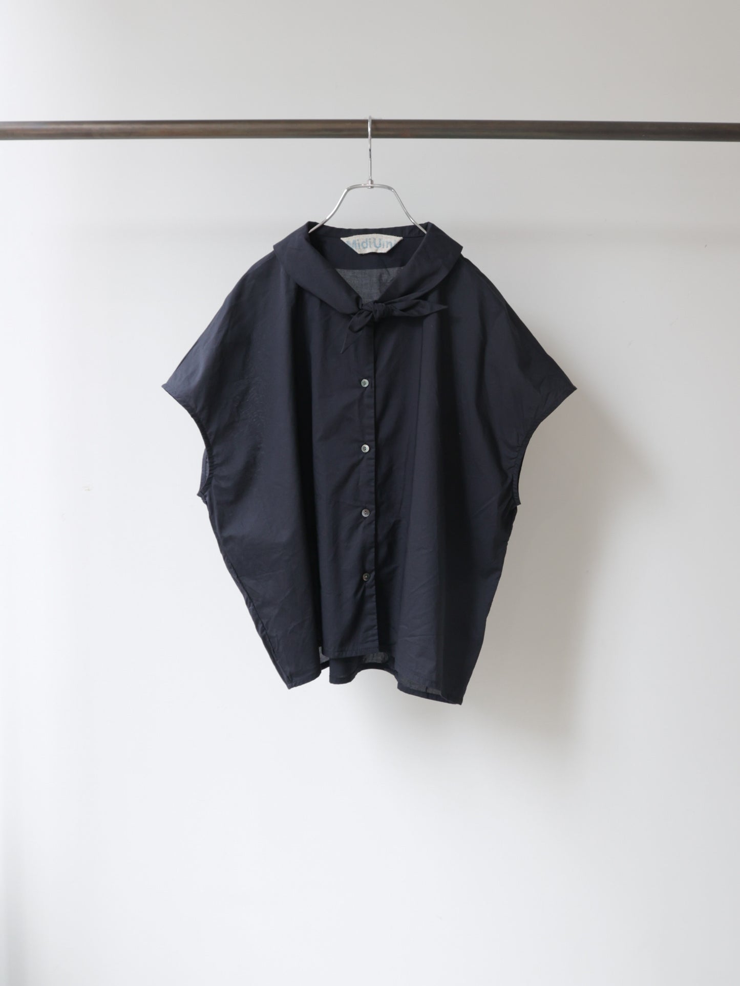 scarf like nosleeve shirt