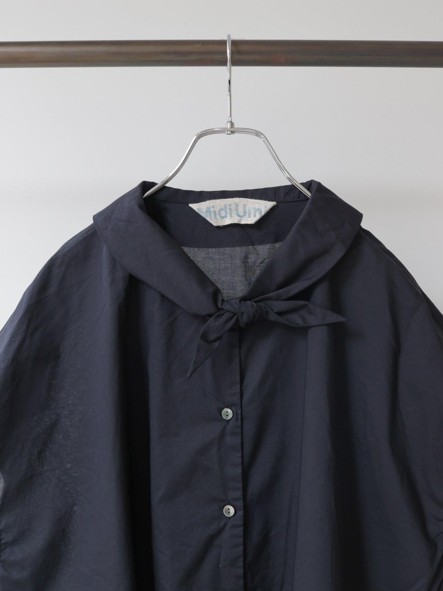 scarf like nosleeve shirt
