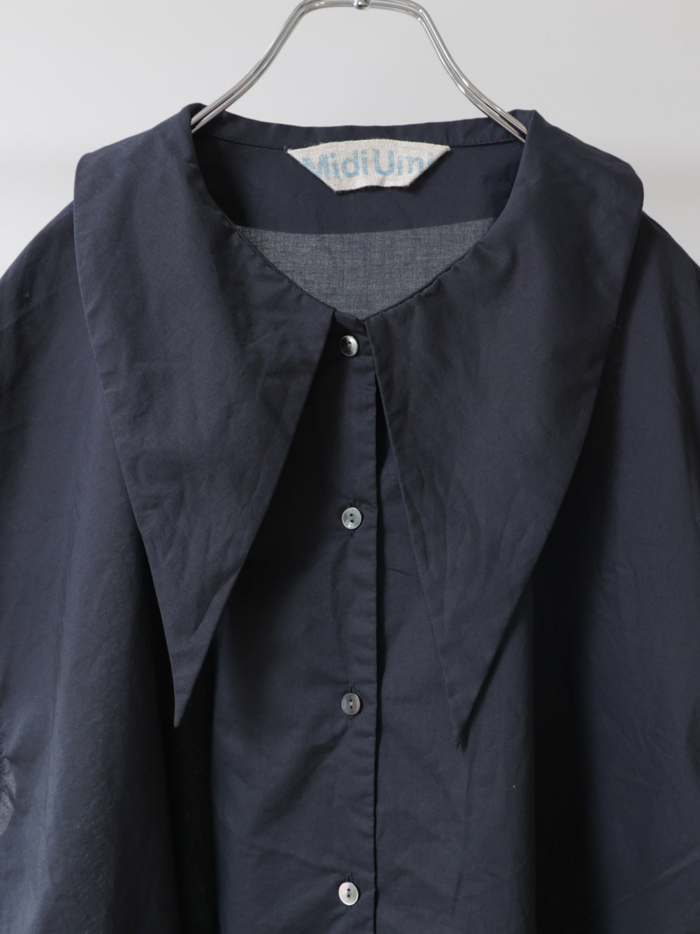 scarf like nosleeve shirt