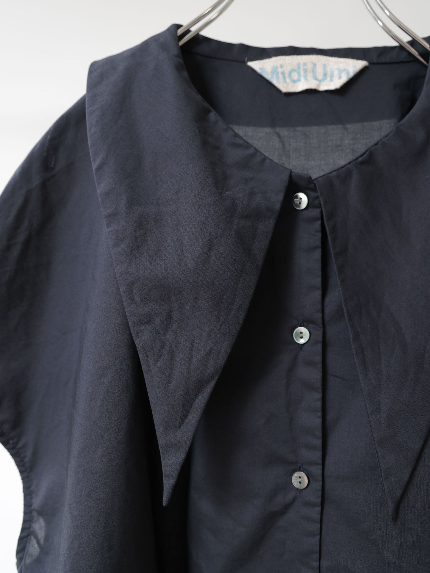 scarf like nosleeve shirt
