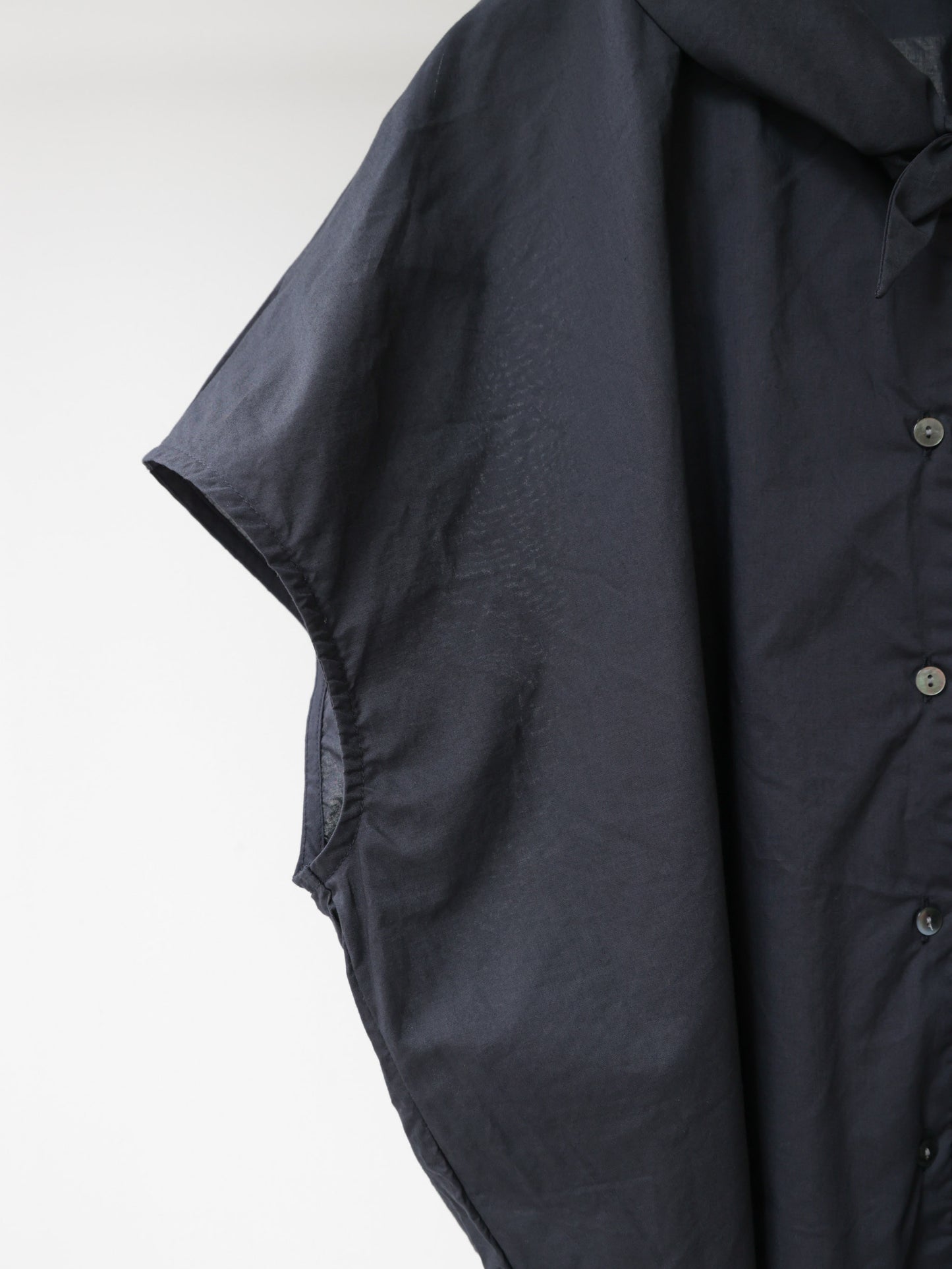 scarf like nosleeve shirt