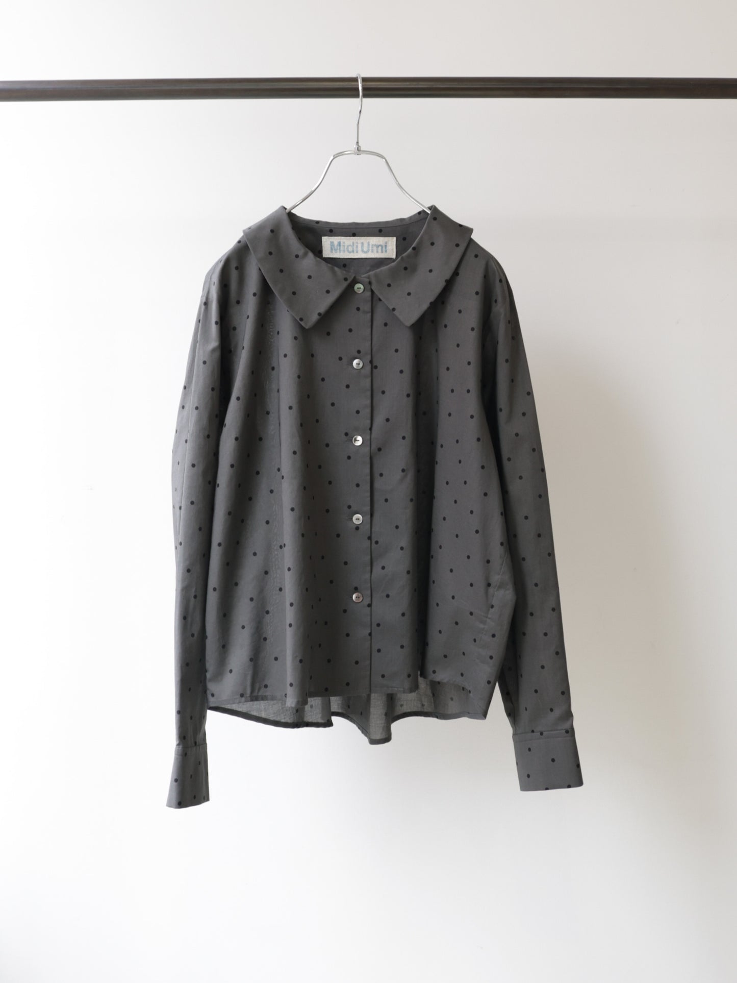 flat collar dots shirt