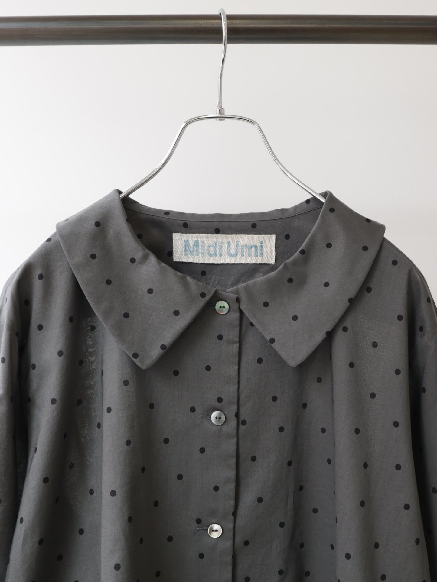 flat collar dots shirt
