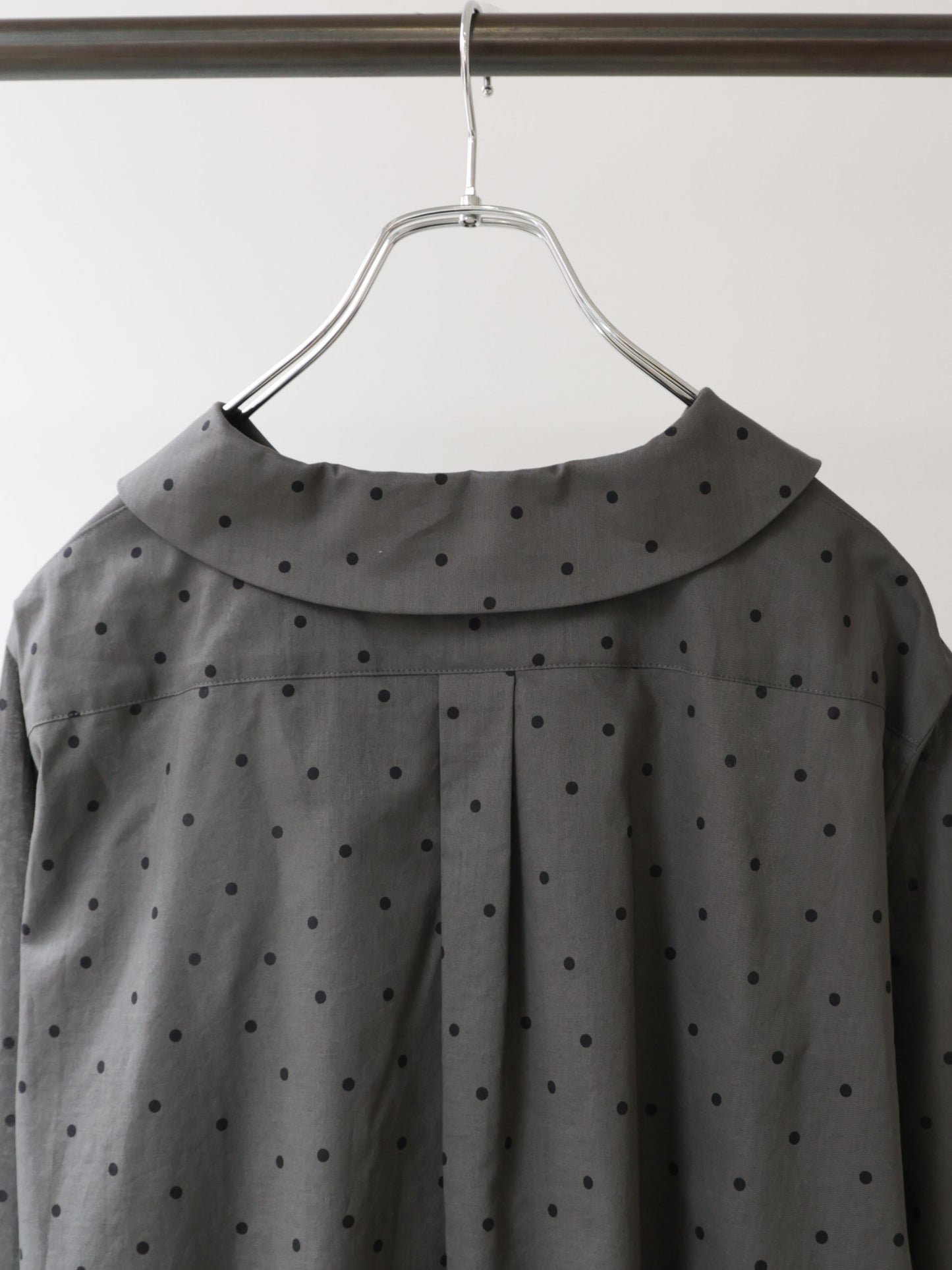 flat collar dots shirt
