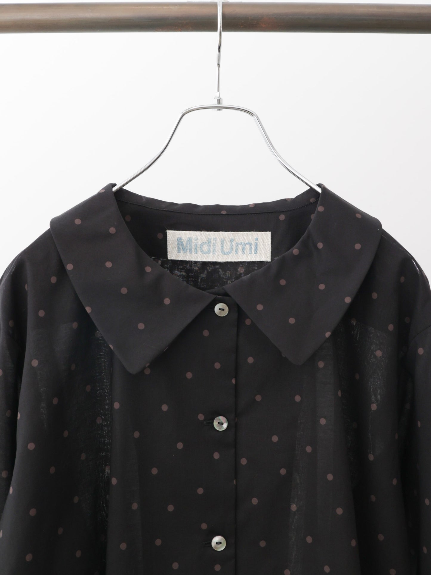 flat collar dots shirt