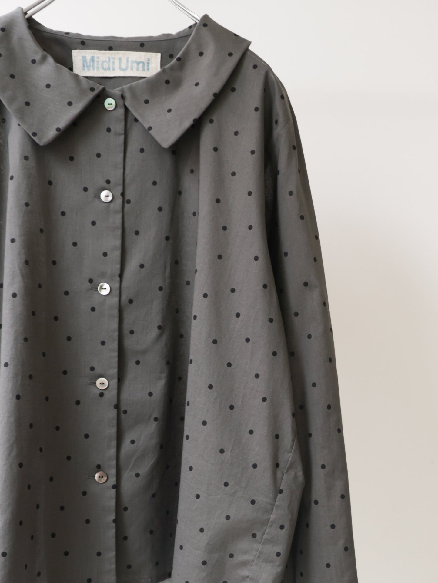 flat collar dots shirt