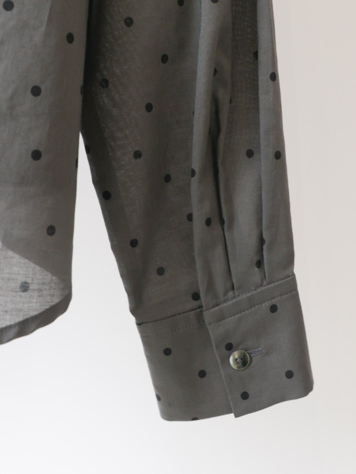 flat collar dots shirt