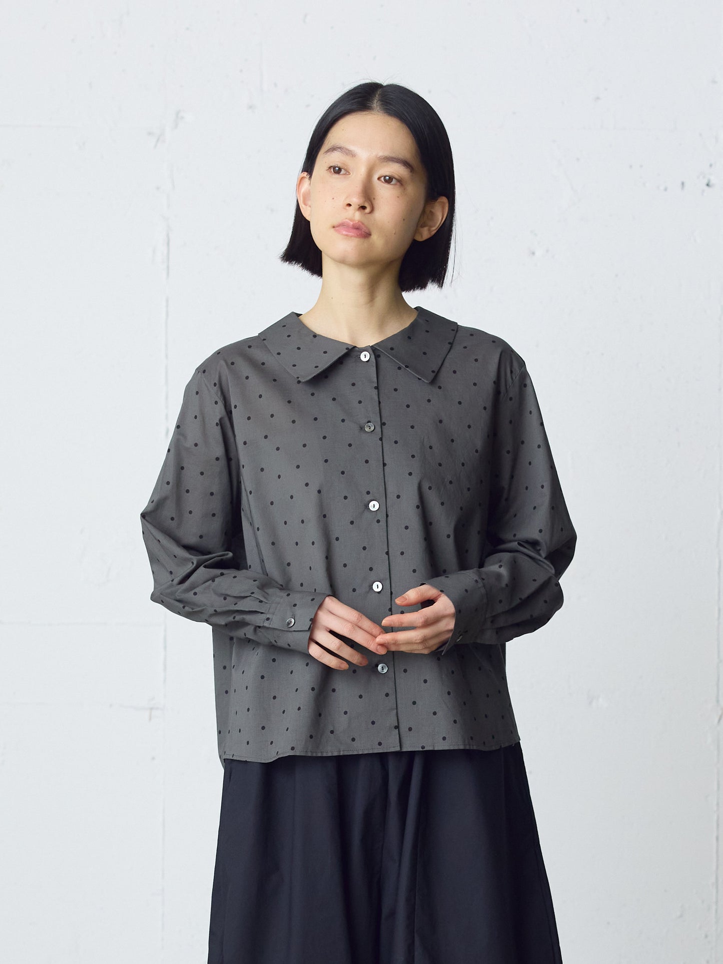 flat collar dots shirt