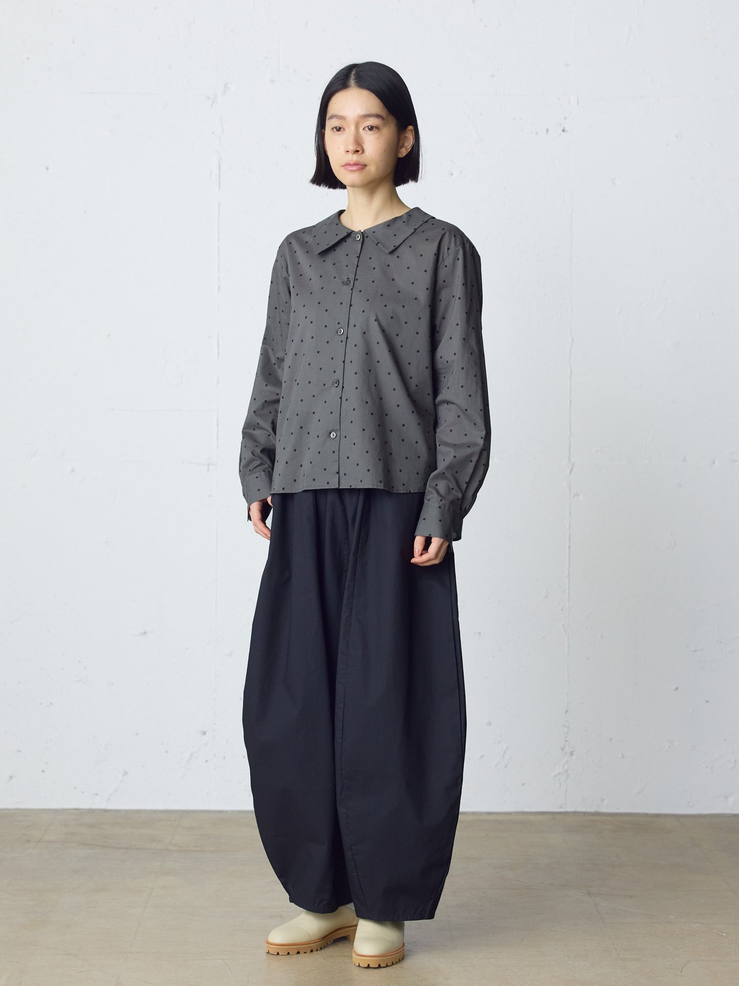 flat collar dots shirt