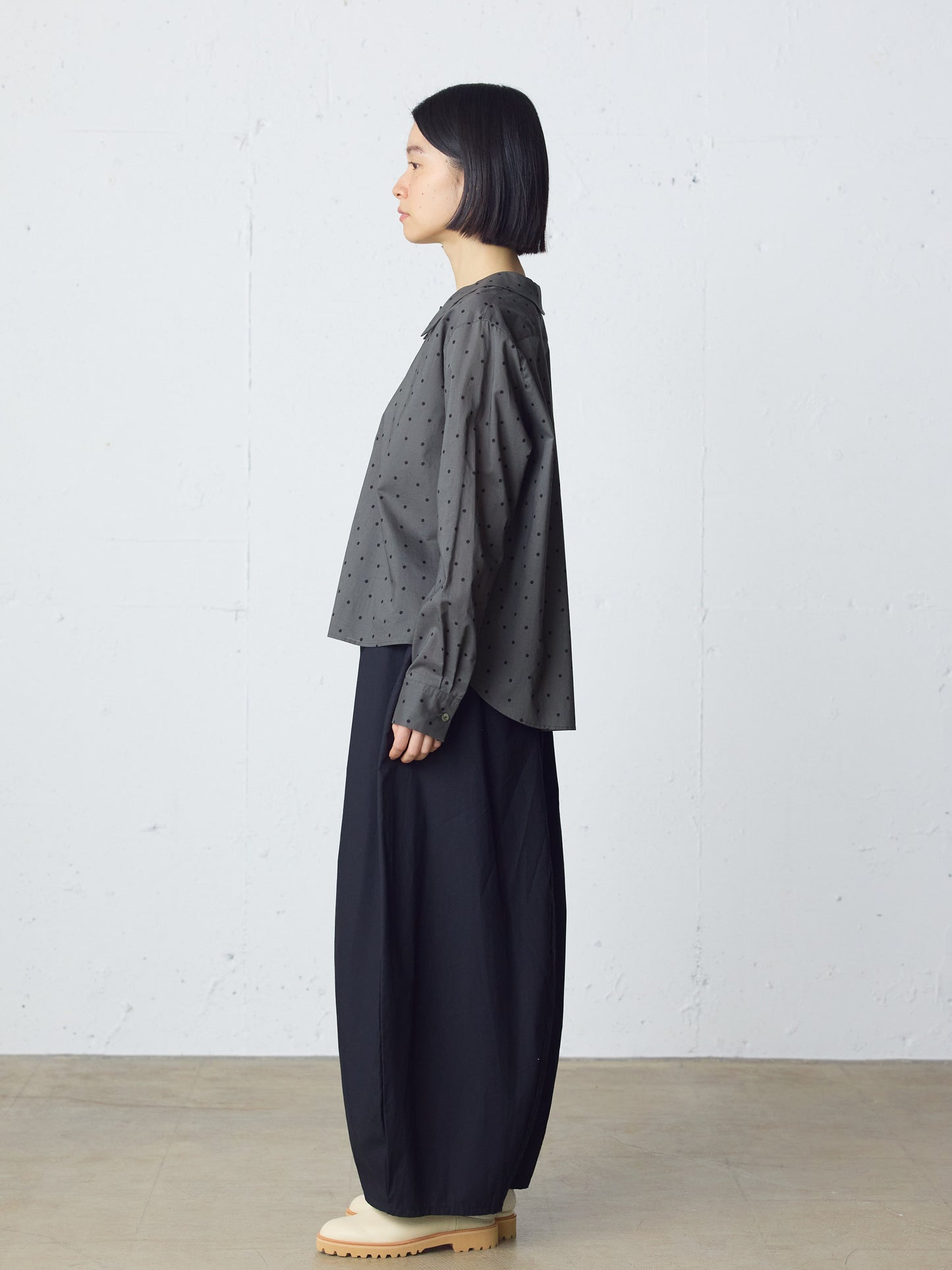 flat collar dots shirt